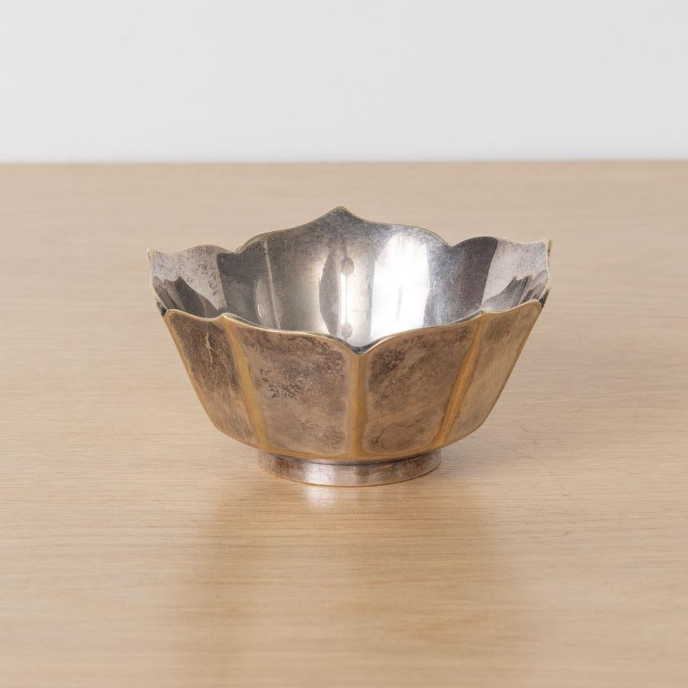 Bella vide poche in argento proveniente dalla Francia. Realizzato a mano con un design a petali. La finitura originale mostra una buona età e patina. Perfetto come oggetto decorativo o come portaoggetti. Timbro sul lato inferiore. 