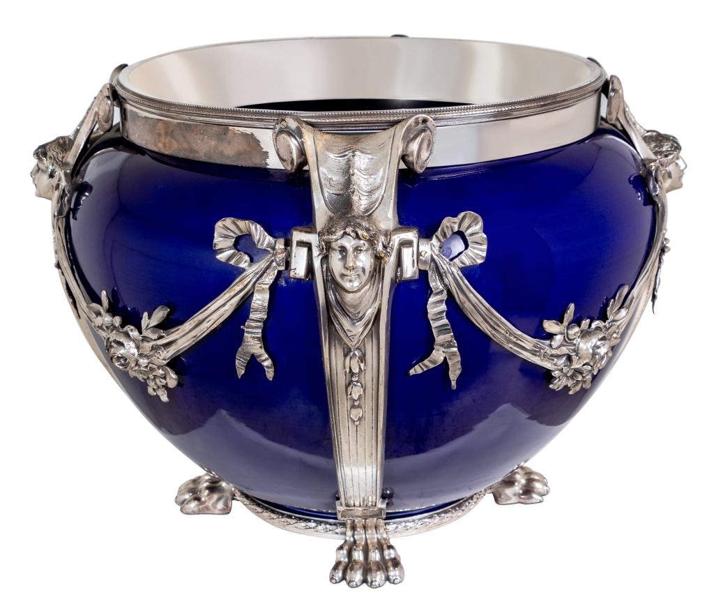 Jardiniere francese in porcellana blu montata su lastra d'argento, inizio del XX secolo, montata con fasce di nastri fogliacei e testa di masque su piedi a zampa. 14