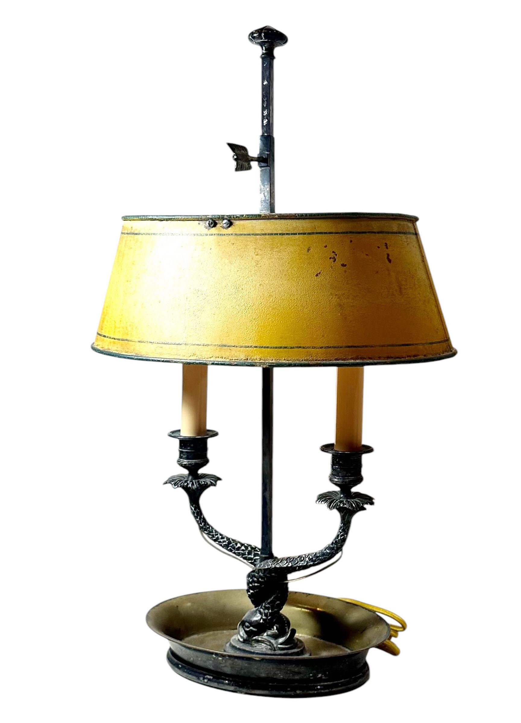 Lampe à bulle du début du 19e siècle, à l'origine un bougeoir. Plaque d'argent avec les dauphins entrelacés et une magnifique teinte jaune. Il est électrifié et fonctionne très bien.