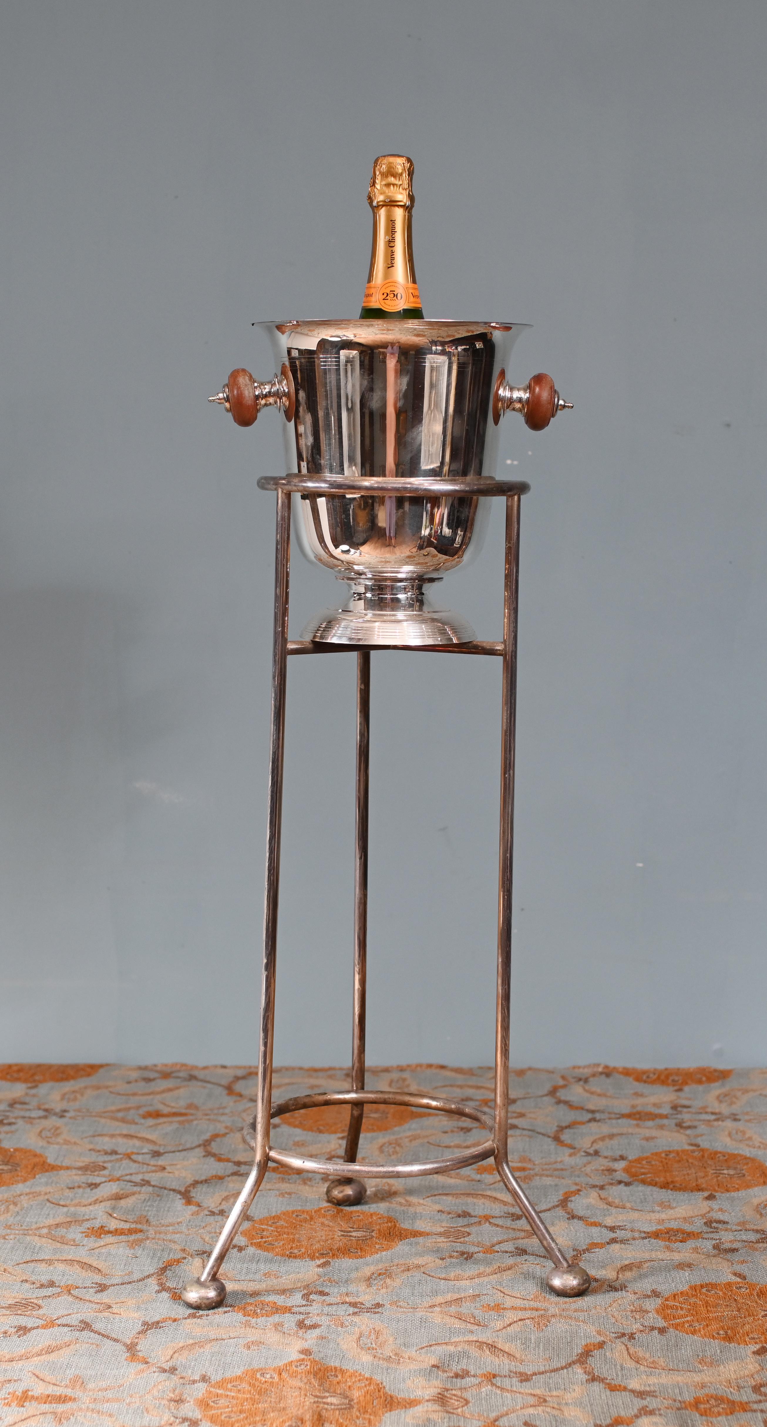 dispenser per champagne vintage placcato in argento con supporto, un classico oggetto da intrattenimento progettato per cene eleganti o bar.
Secchiello per champagne - cilindrico con bordo svasato, dotato di due manici laterali in legno arrotondati