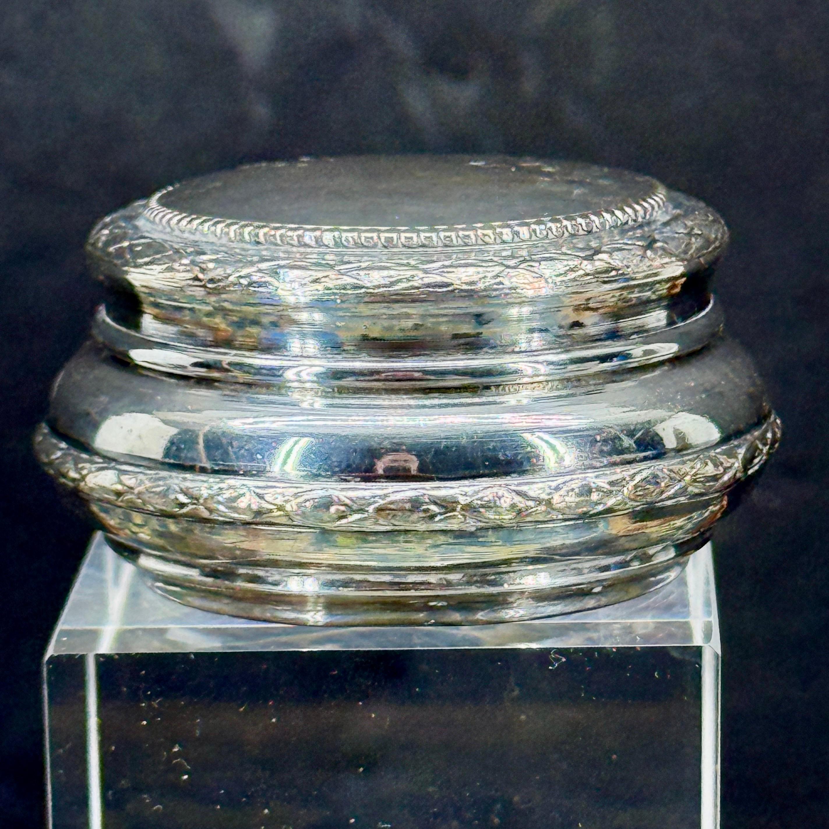 Kleines Schmuck- oder Eitelkeitskästchen, wie man es auf dem französischen Markt findet. Diese Pillendose aus dem 19. Jahrhundert hat einen versilberten Deckel und ist mit einem Band geschmückt. Wunderschöne Patina und sicherlich eine Ergänzung zu