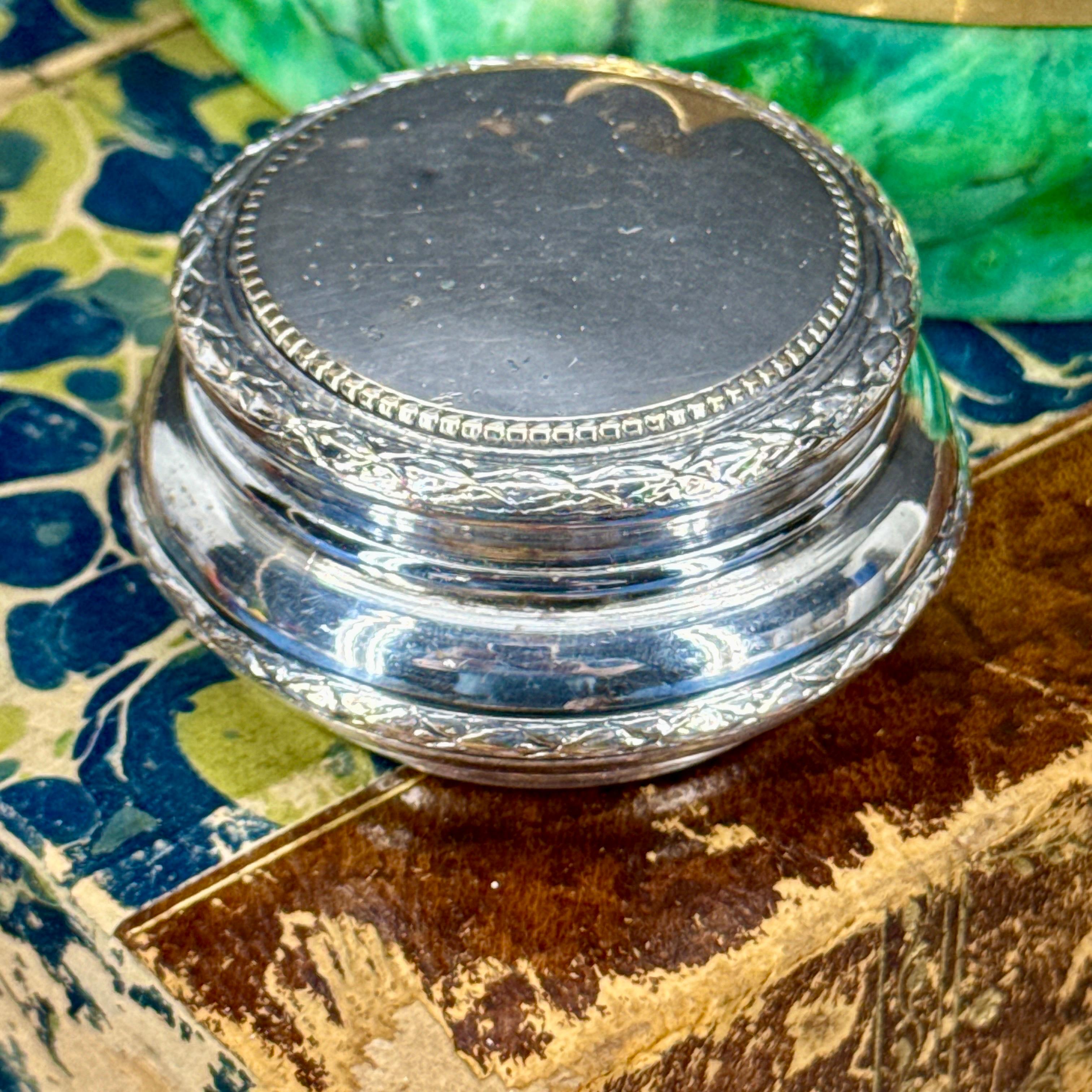Französisch Silber Platte Schmuck Vanity Pill Trinket Box im Zustand „Gut“ im Angebot in Haddonfield, NJ