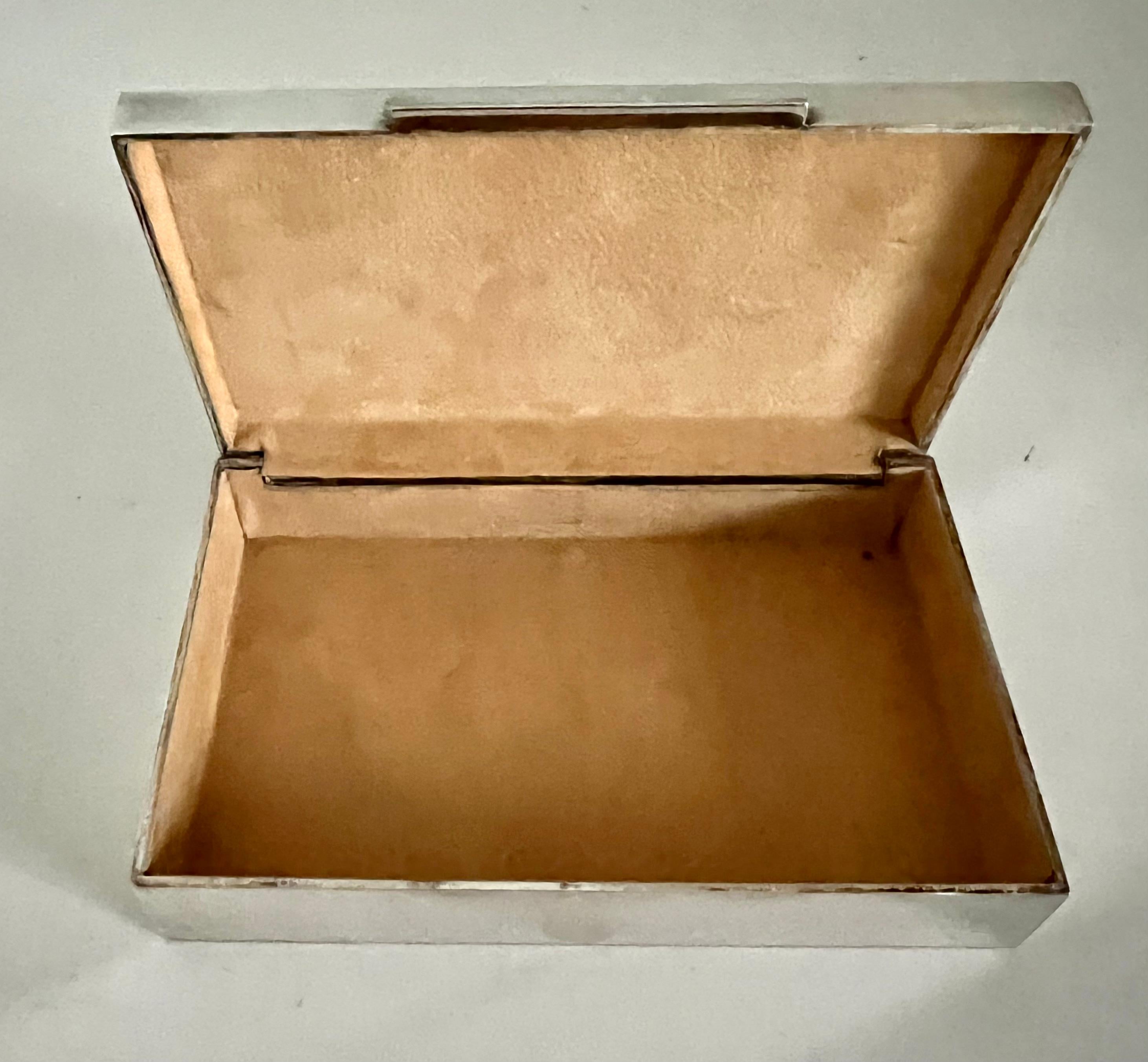 Art déco Boîte déco française doublée en métal argenté en vente