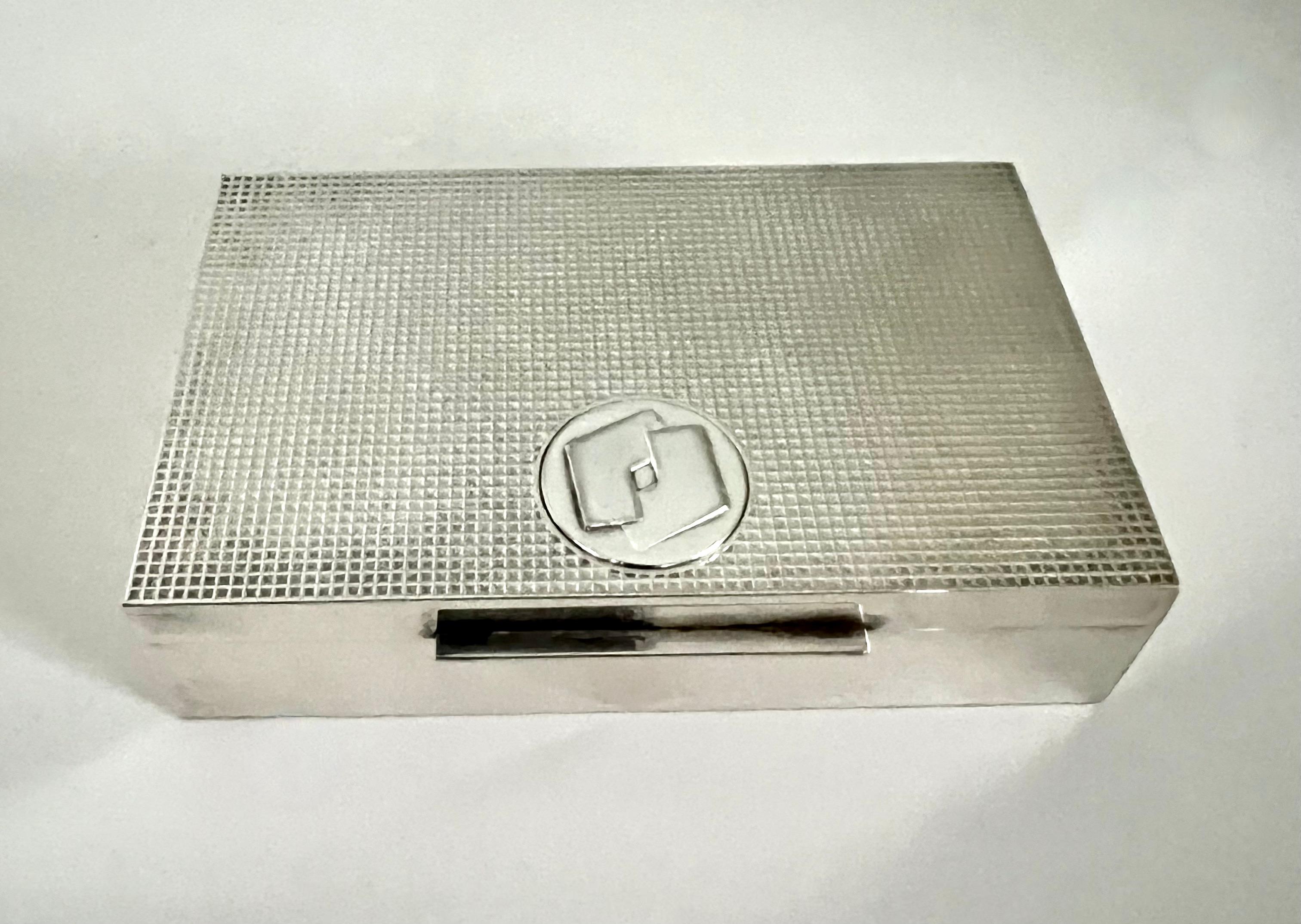 20ième siècle Boîte déco française doublée en métal argenté en vente