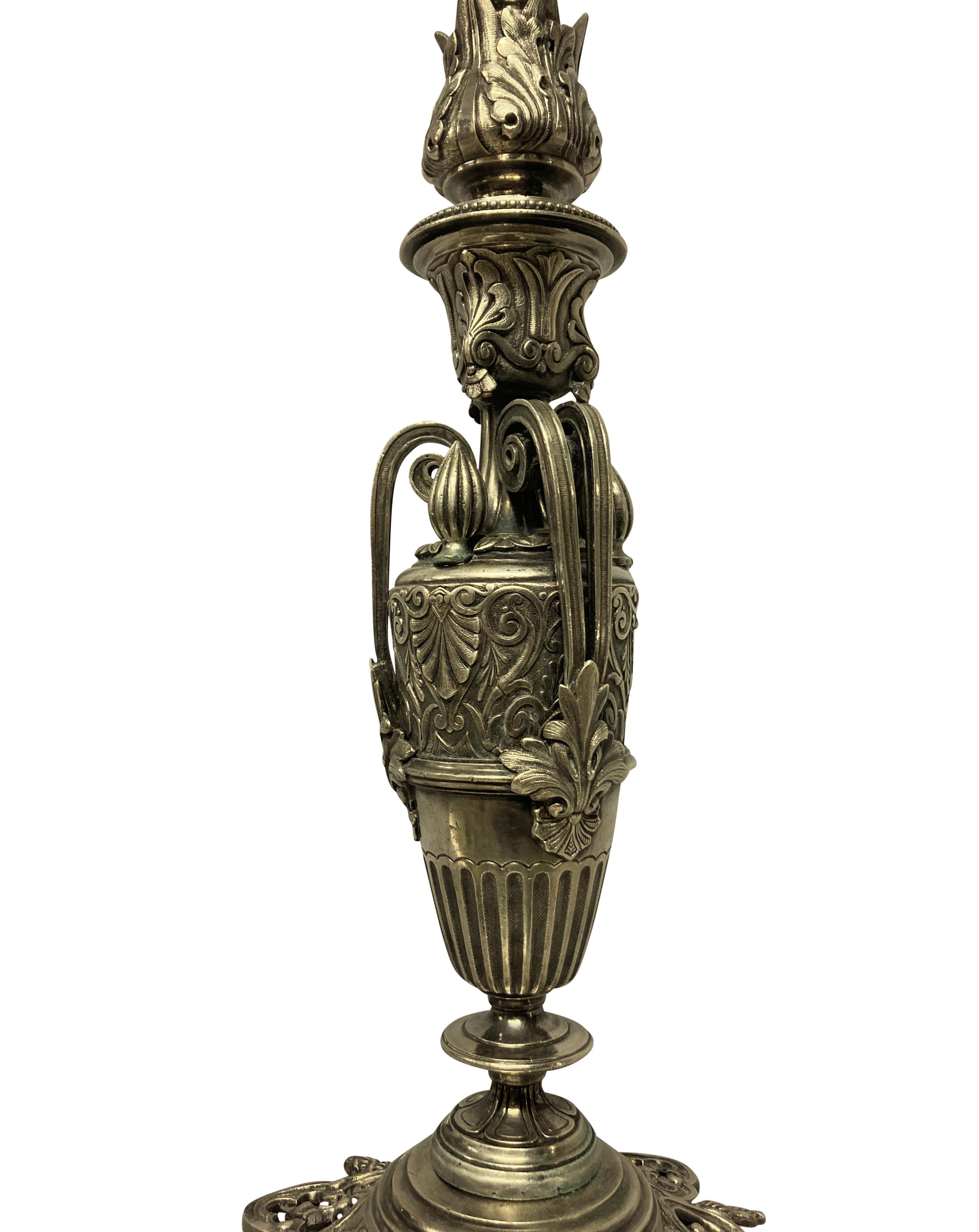 Une lampe de table française Art-Nouveau en métal argenté avec des éléments néo-classiques.