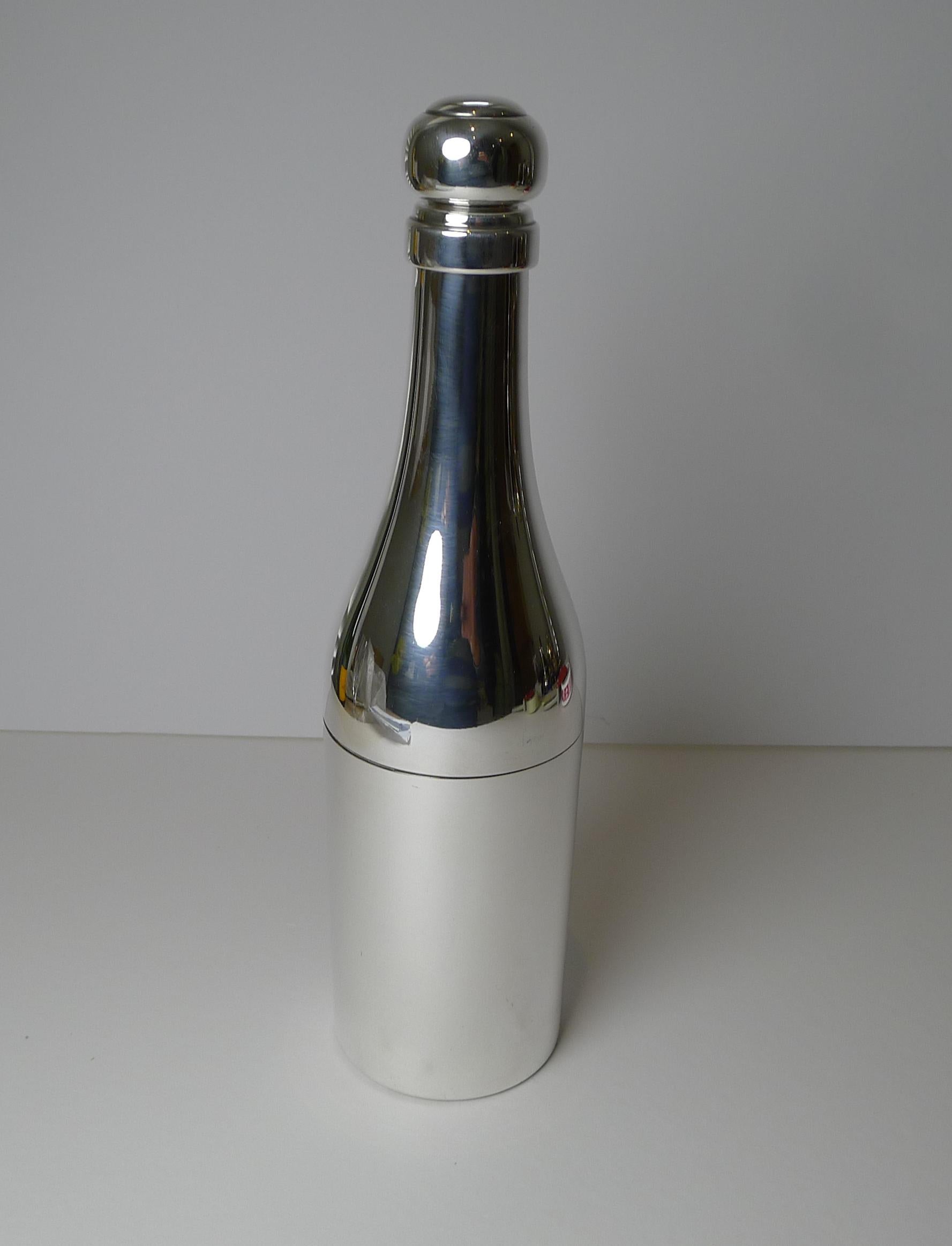 Milieu du XXe siècle Shaker à cocktail avec recette de bouteille de champagne en métal argenté français, vers 1930 en vente
