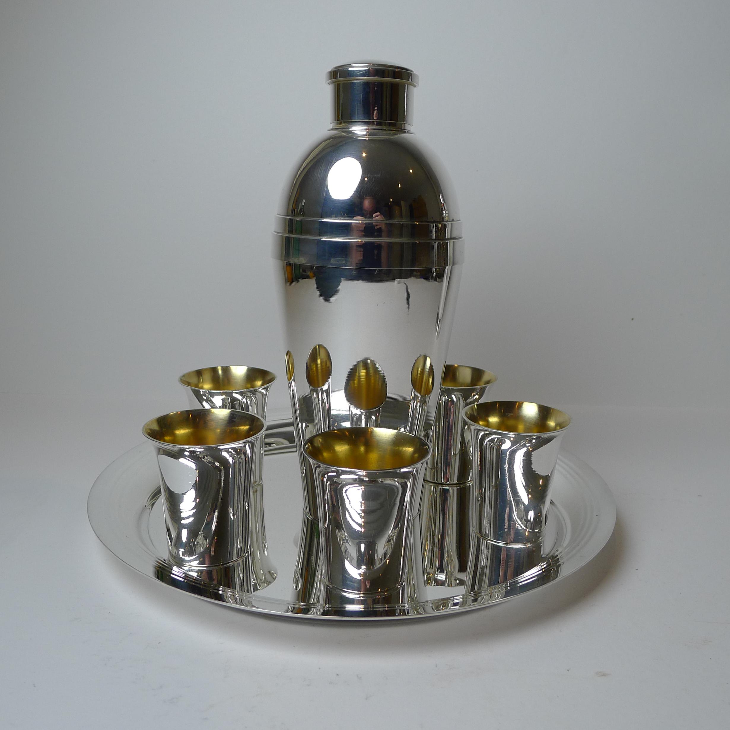 Plaqué argent Ensemble de shaker et tasses à cocktail en métal argenté français avec plateau et tasses vers 1940 en vente