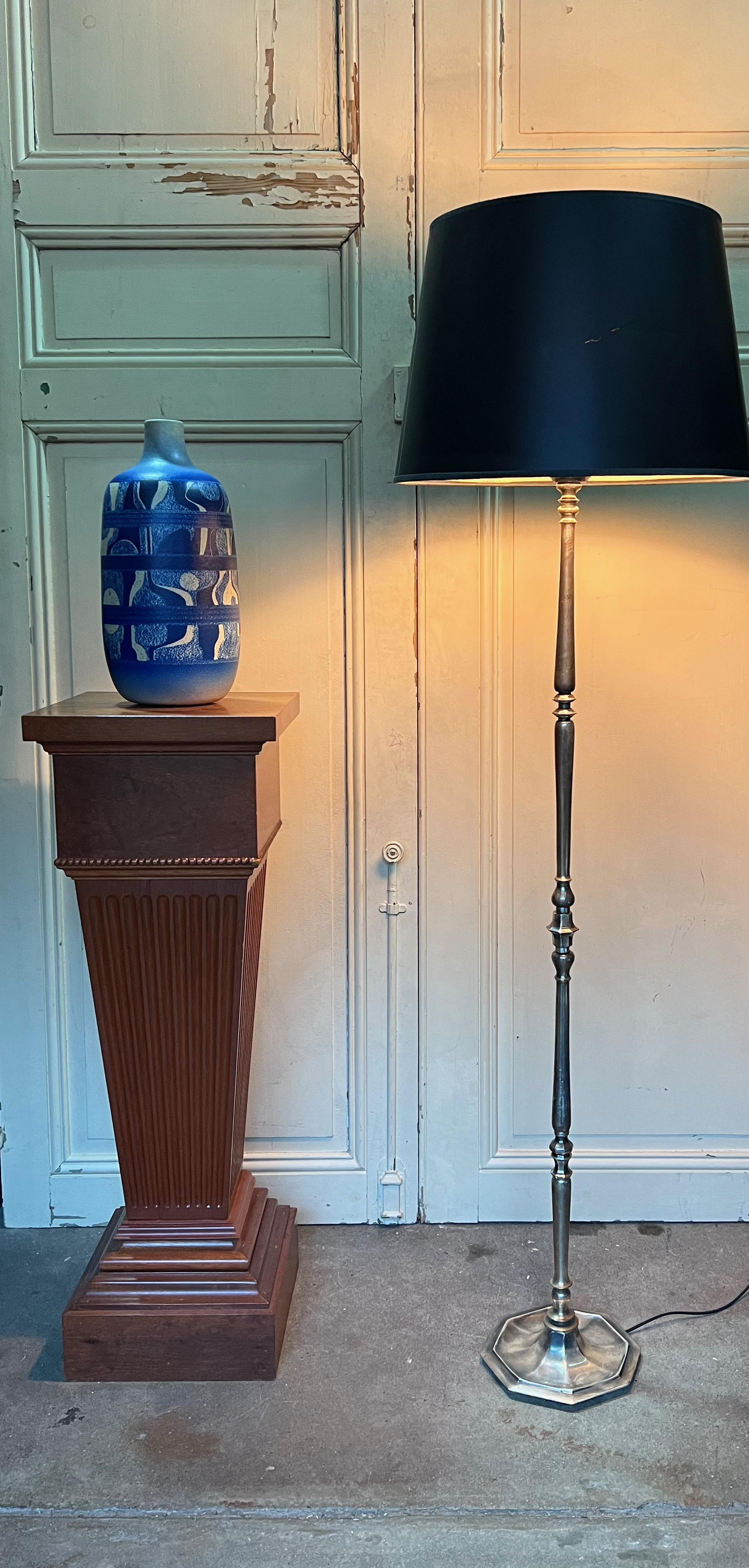 Voici un élégant et mince lampadaire français en laiton argenté des années 1940. La lampe a fait l'objet d'un polissage manuel méticuleux, dévoilant ses riches tons argentés tout en conservant les nuances subtiles qui reflètent son âge et son