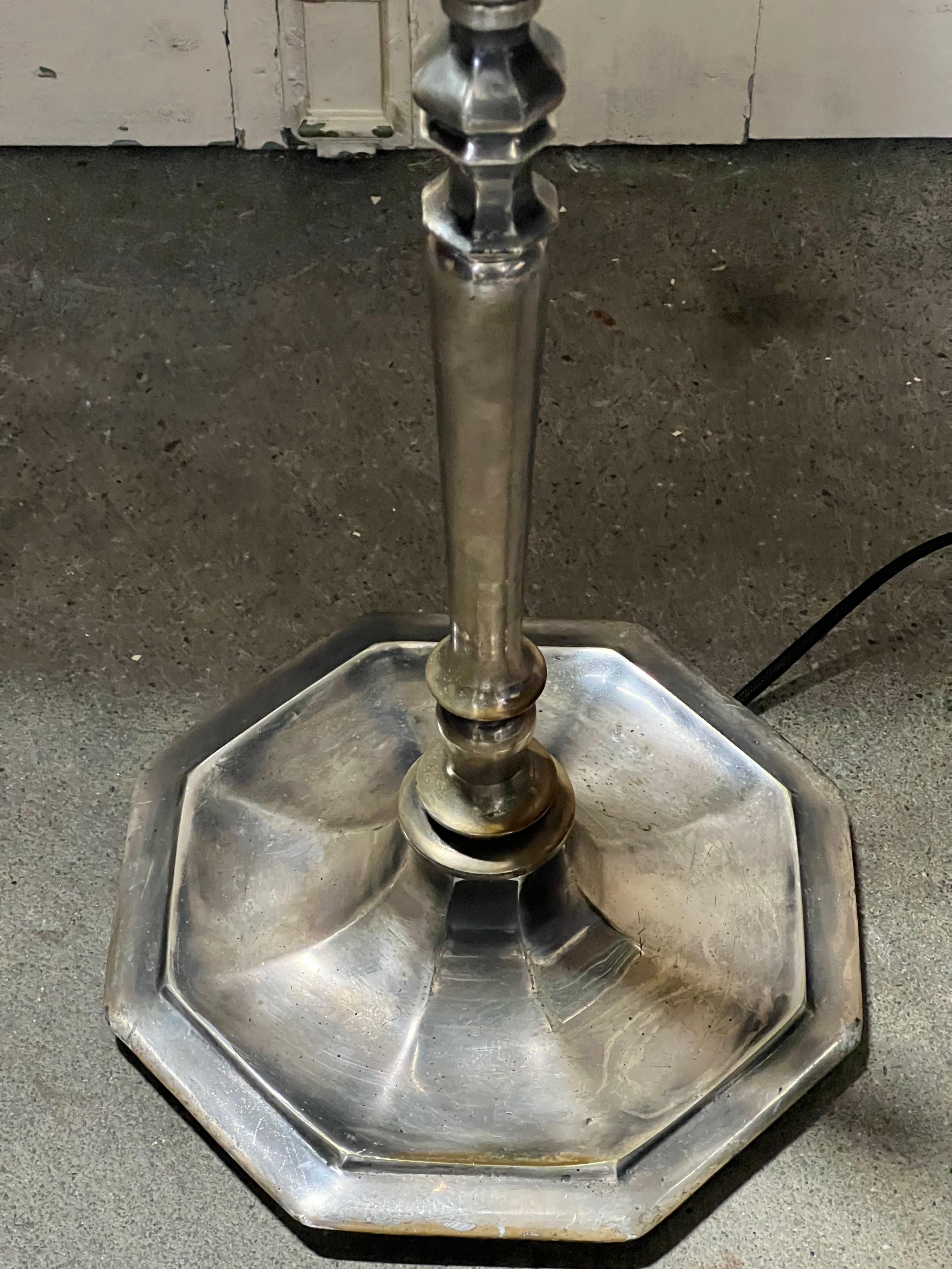 Lampadaire français en métal argenté avec base façonnée 1