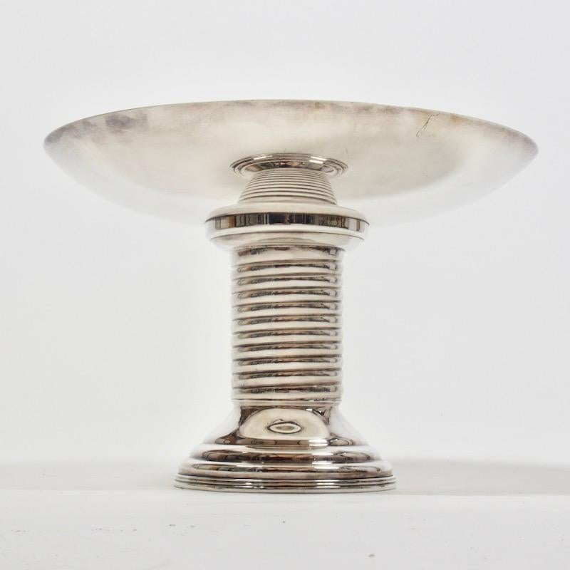 French silver plated pedestal dish centerpiece from the 1930s.
Elegant sweeping dish supported on a ribbed pedestal of concentric rings broadening to a circular foot. This spare style is reminiscent of the work of master silversmiths Jean Puiforcat