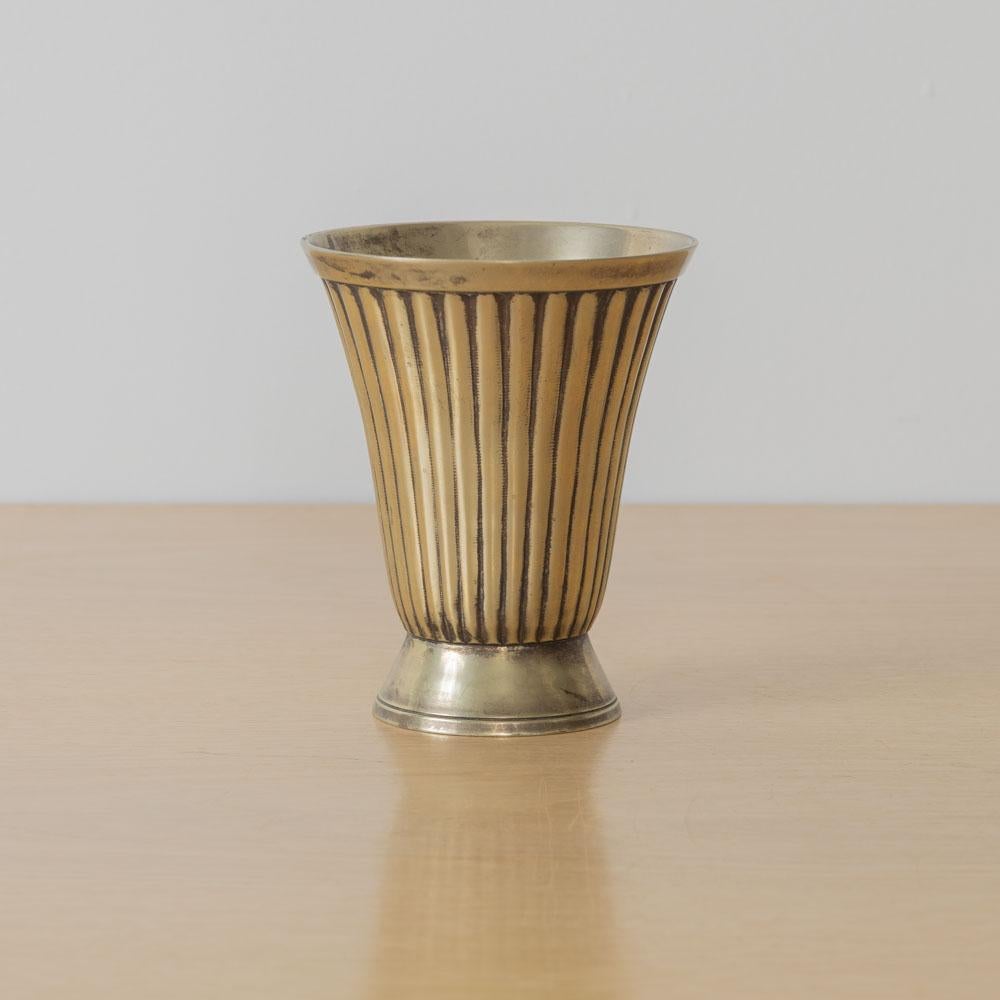 Grazioso vaso in argento proveniente dalla Francia, anni '40. Vaso affusolato con dettaglio a coste. La finitura originale mostra una buona età e patina. Perfetto come vaso o oggetto decorativo. 