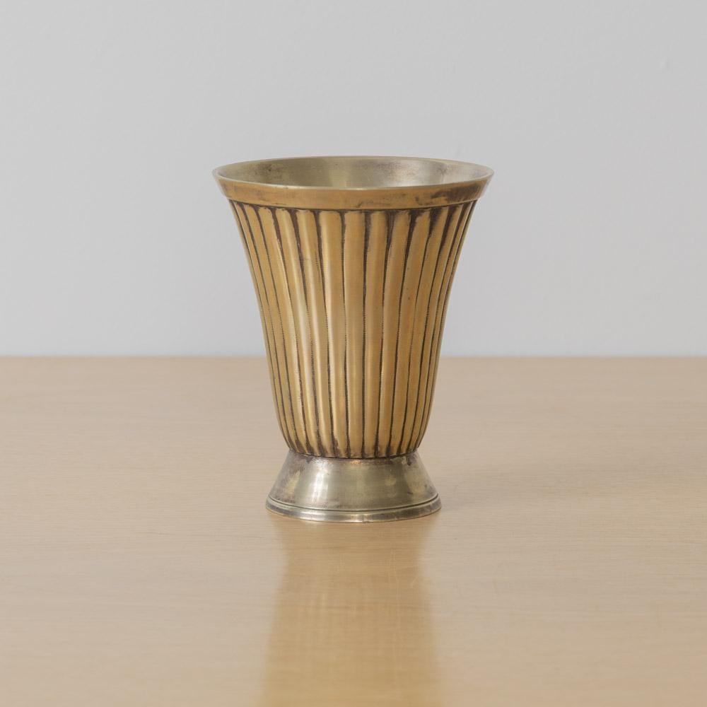 Metà XX secolo Vaso francese a coste in argento in vendita