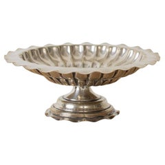 Ciotola con piedistallo smerlato in argento francese