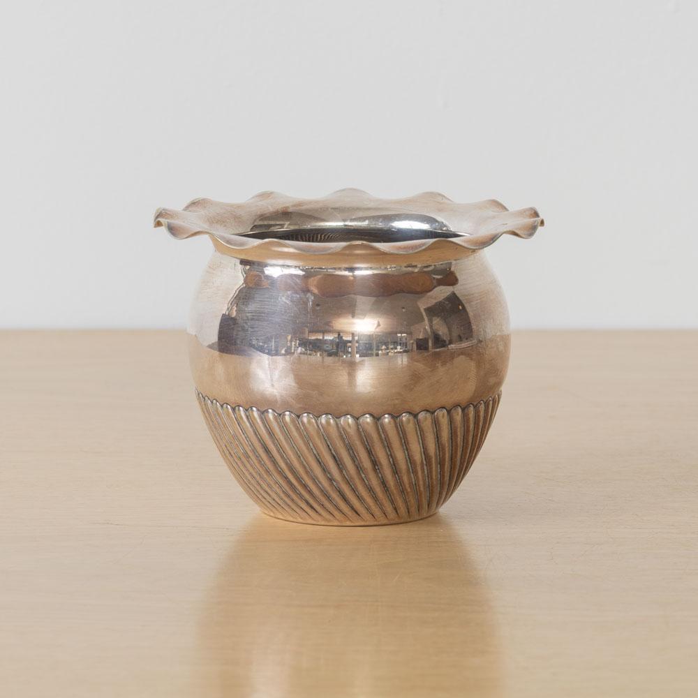 Joli vase décoratif en métal argenté provenant de France, années 1930. Belle pièce avec corps côtelé et bord festonné. La finition d'origine présente une belle patine d'âge. Parfait comme objet décoratif ou fourre-tout. Estampillé sur la face