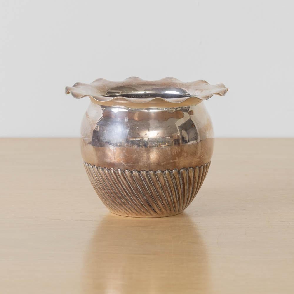 Vase festonné en A Silver Bon état - En vente à Los Angeles, CA