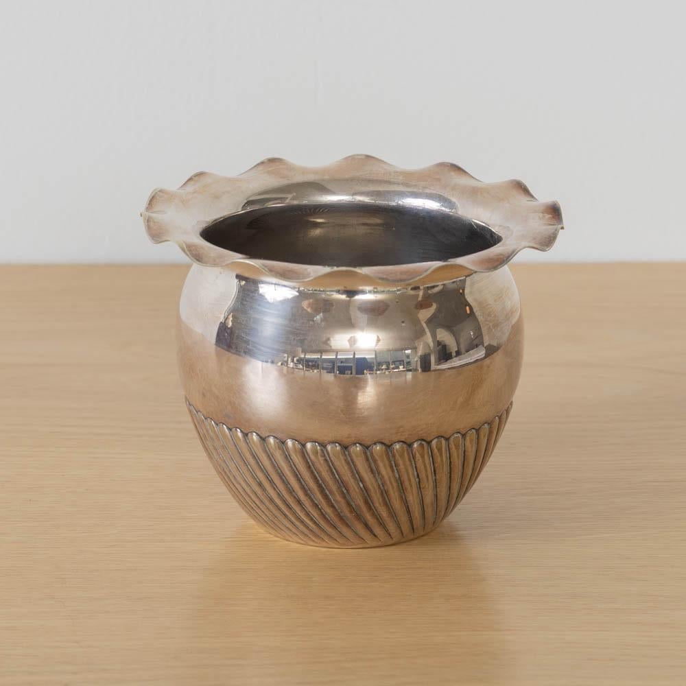 Milieu du XXe siècle Vase festonné en A Silver en vente