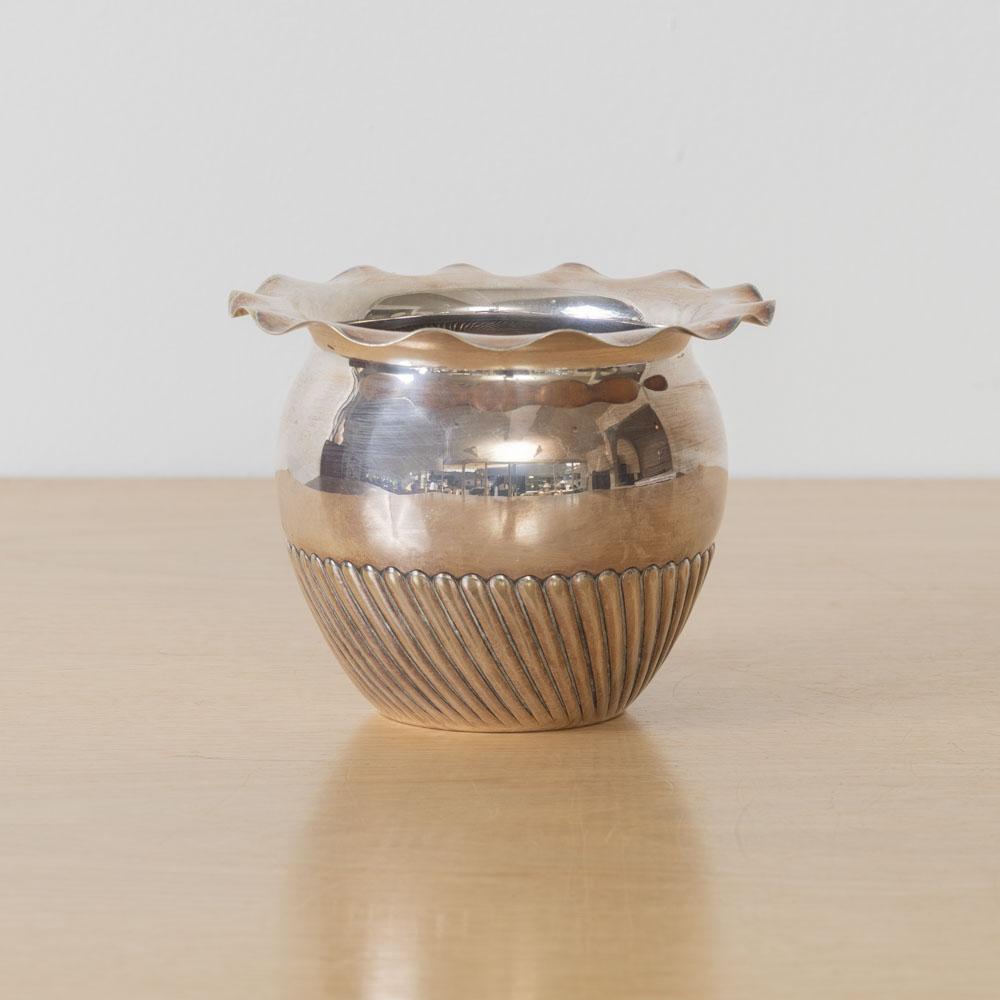 Vase festonné en A Silver en vente 1