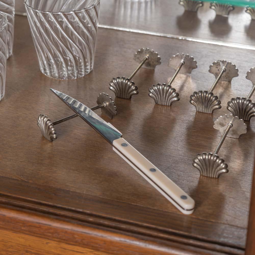 French Silver Shell Knife Rest, Set of 6 In Good Condition For Sale In Los Angeles, CA