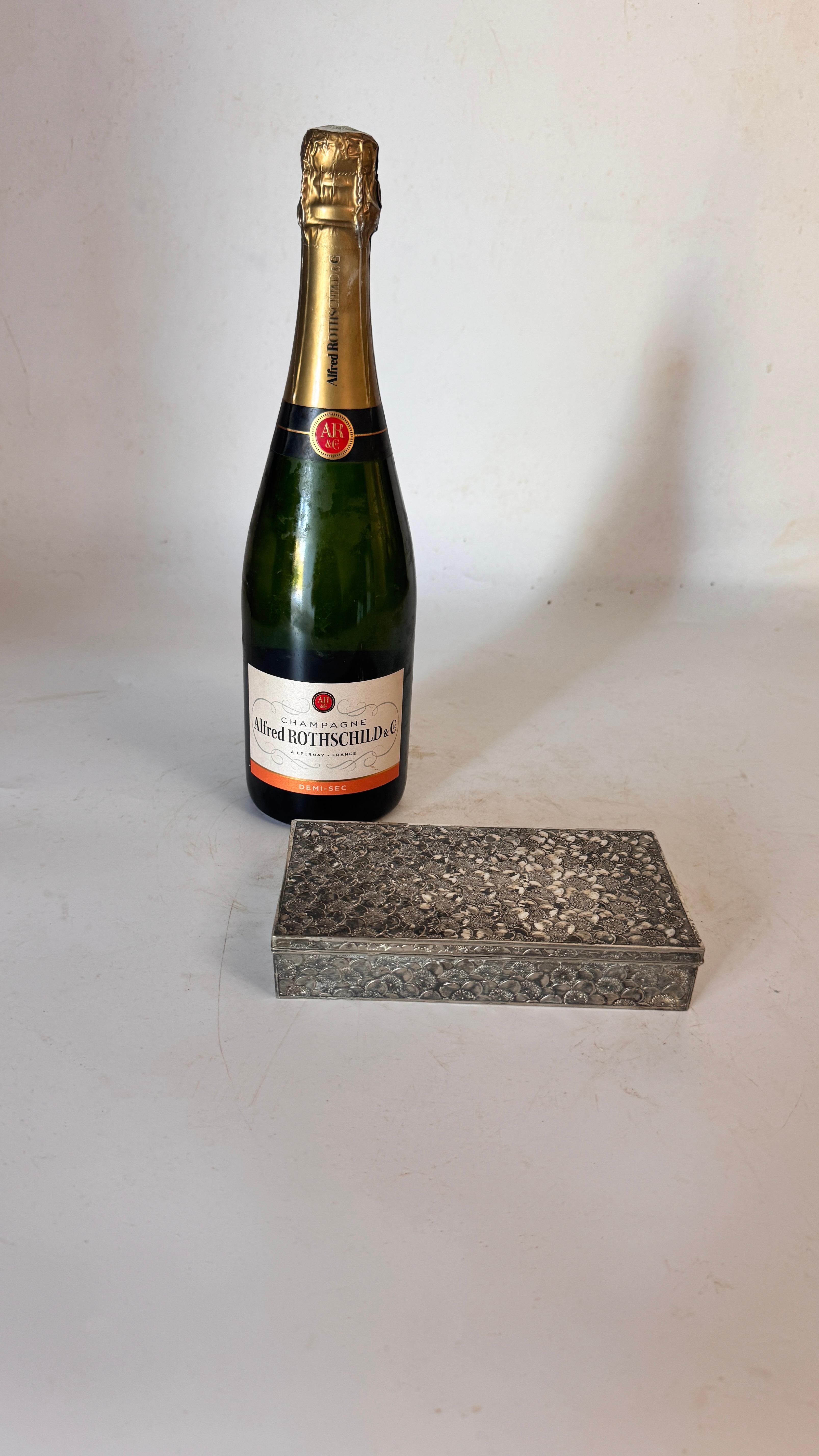 French Silver-Tone Metal Jewelry Box – Rectangular with Sparkling Facets – 1970s

Description:
This is a rectangular metal box with a silver-tone finish, likely made of pewter or another decorative alloy, produced in France in the 1970s. The surface