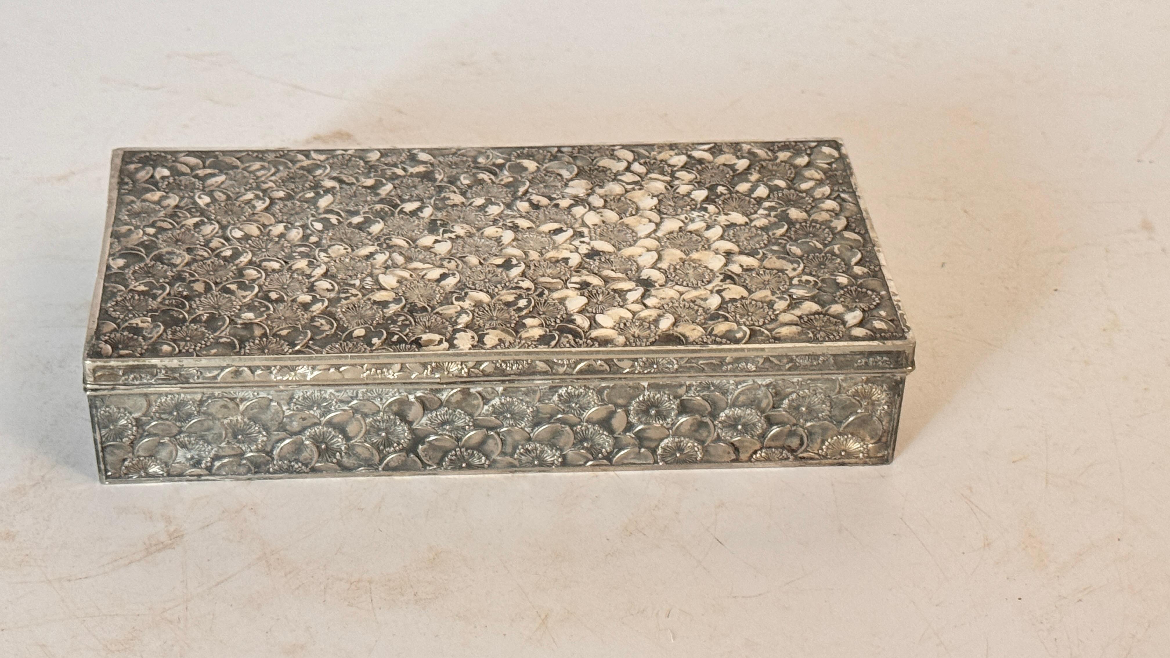 French Silver-Tone Metal Jewelry Box – Rectangular with Sparkling Facets – 1970s In Good Condition For Sale In Auribeau sur Siagne, FR