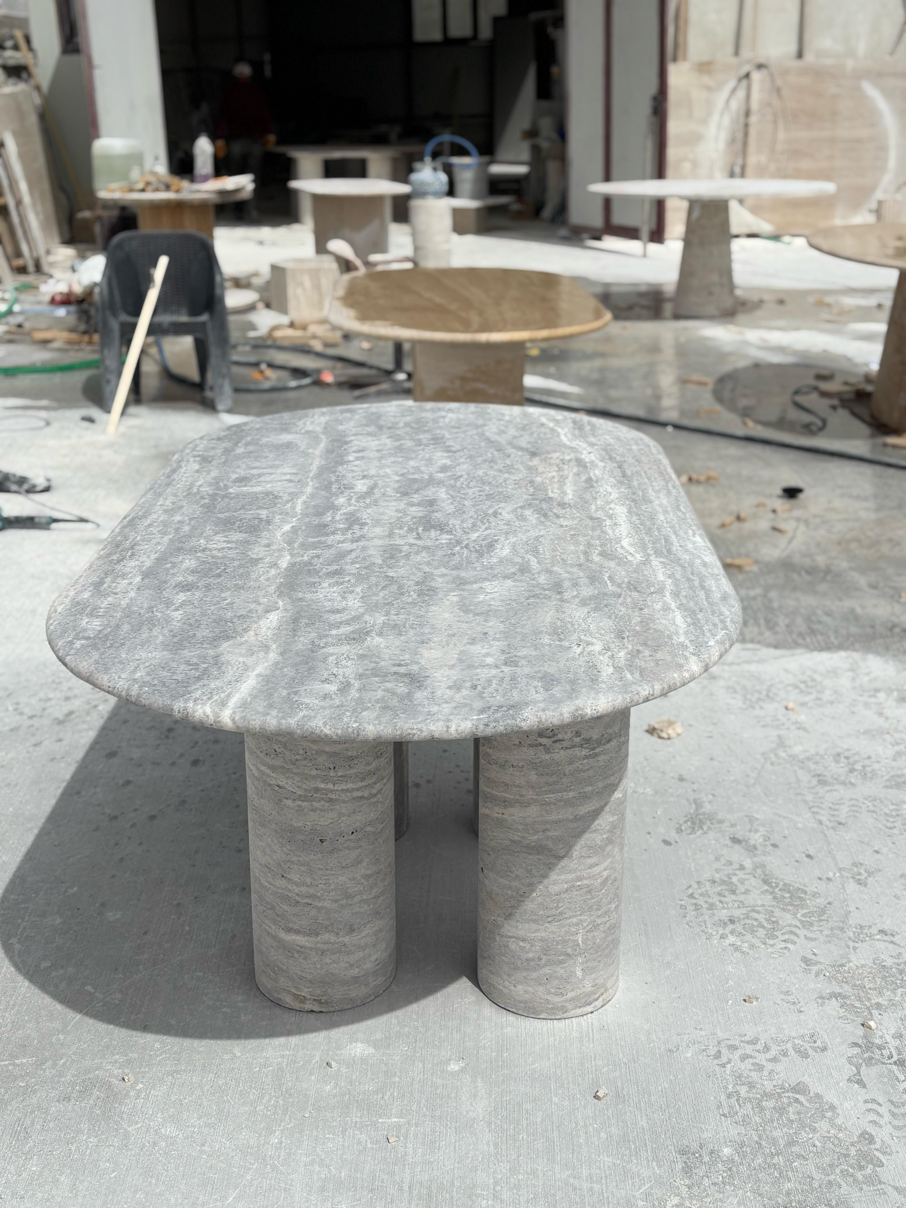 MESA DE COMEDOR DE MÁRMOL TRAVERTINO SILVER

Tipo de mármol: Travertino
Dimensiones: 201 x 101 cm (80
