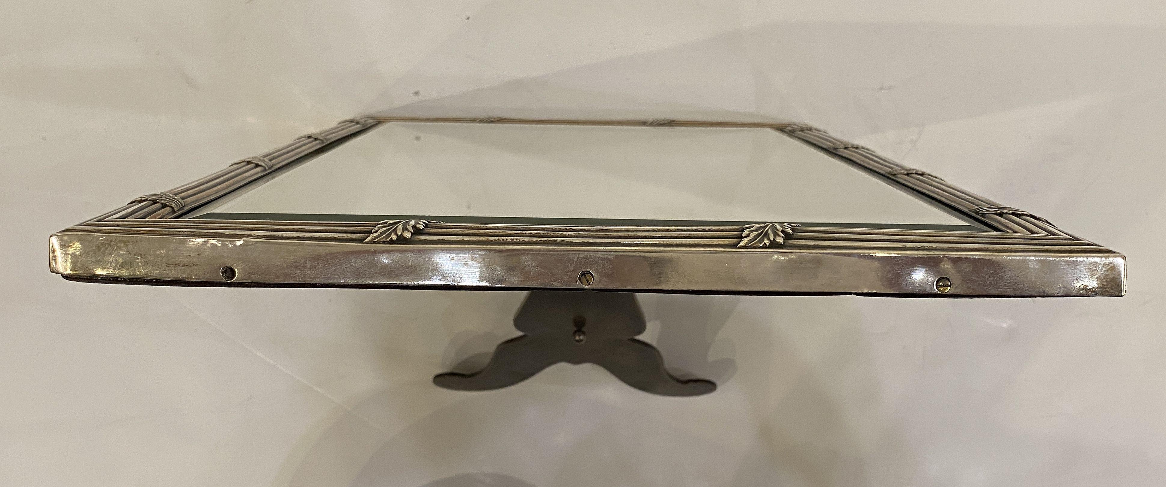 Miroir de courtoisie ou de table sur pied en A Silver avec verre biseauté en vente 7