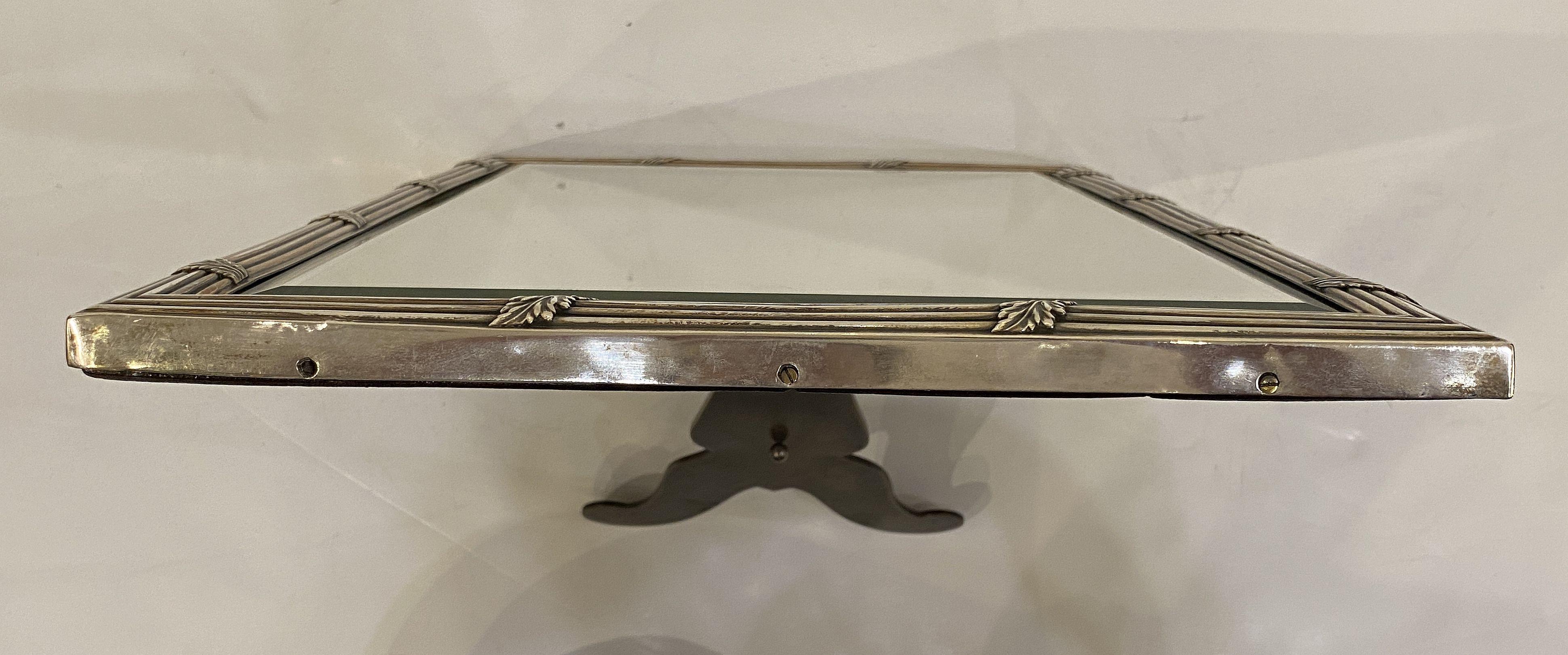 Miroir de courtoisie ou de table sur pied en A Silver avec verre biseauté en vente 6