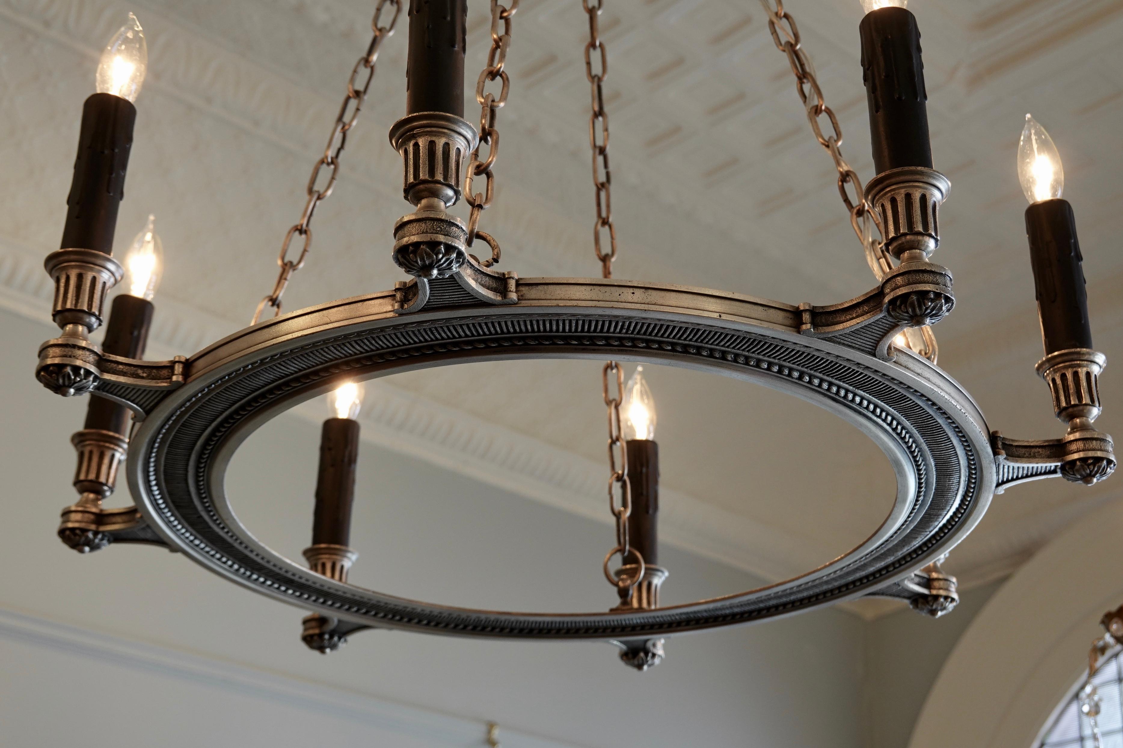 French Silvered-Bronze Neoclassical Chandelier For Sale 1