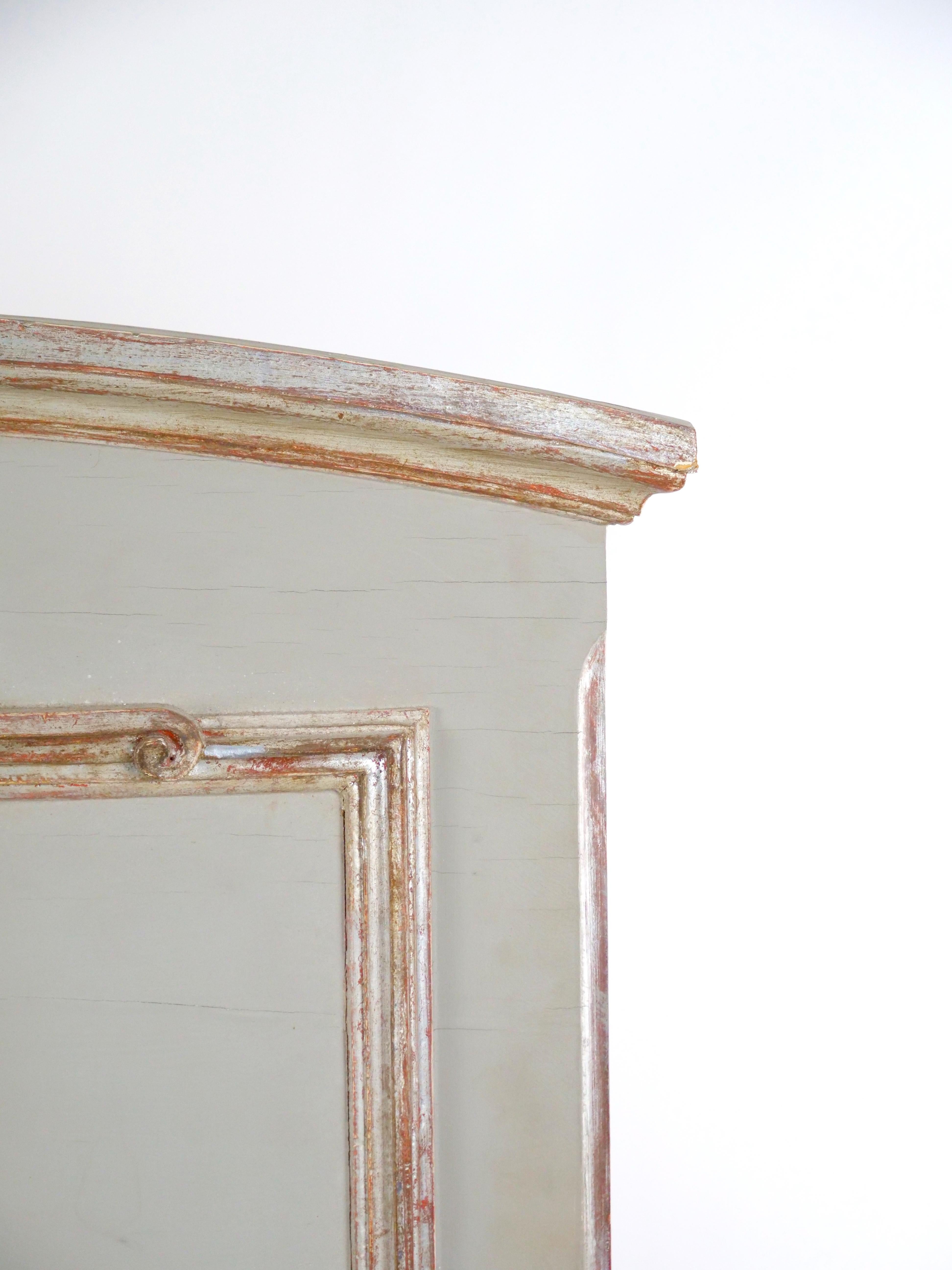 Miroir Trumeau à encadrement en bois doré et argenté peint à la main en vente 1