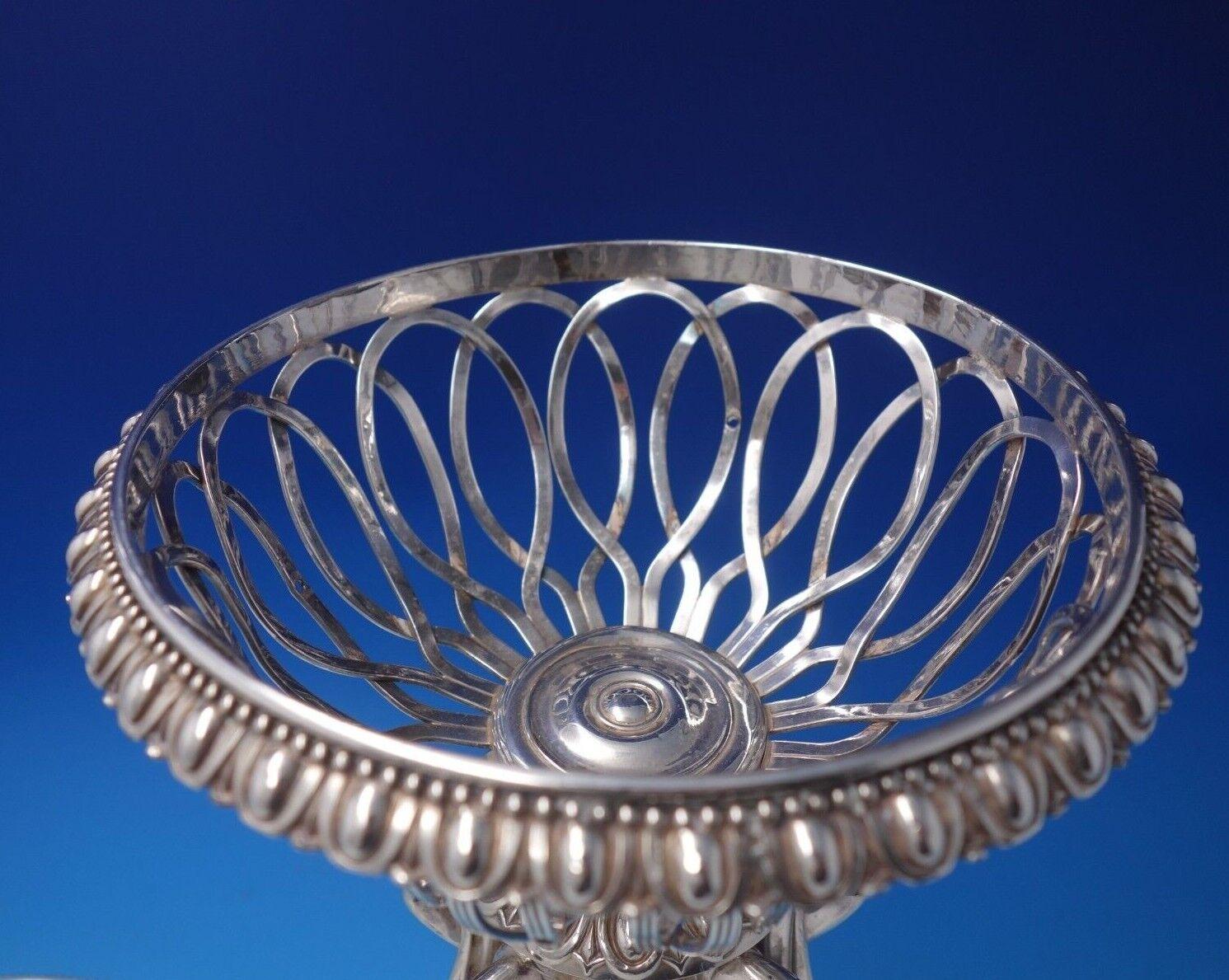 20ième siècle Paire de centres de table en cristal taillé en métal argenté français avec bols pour femmes Art Nouveau n° 5053 en vente