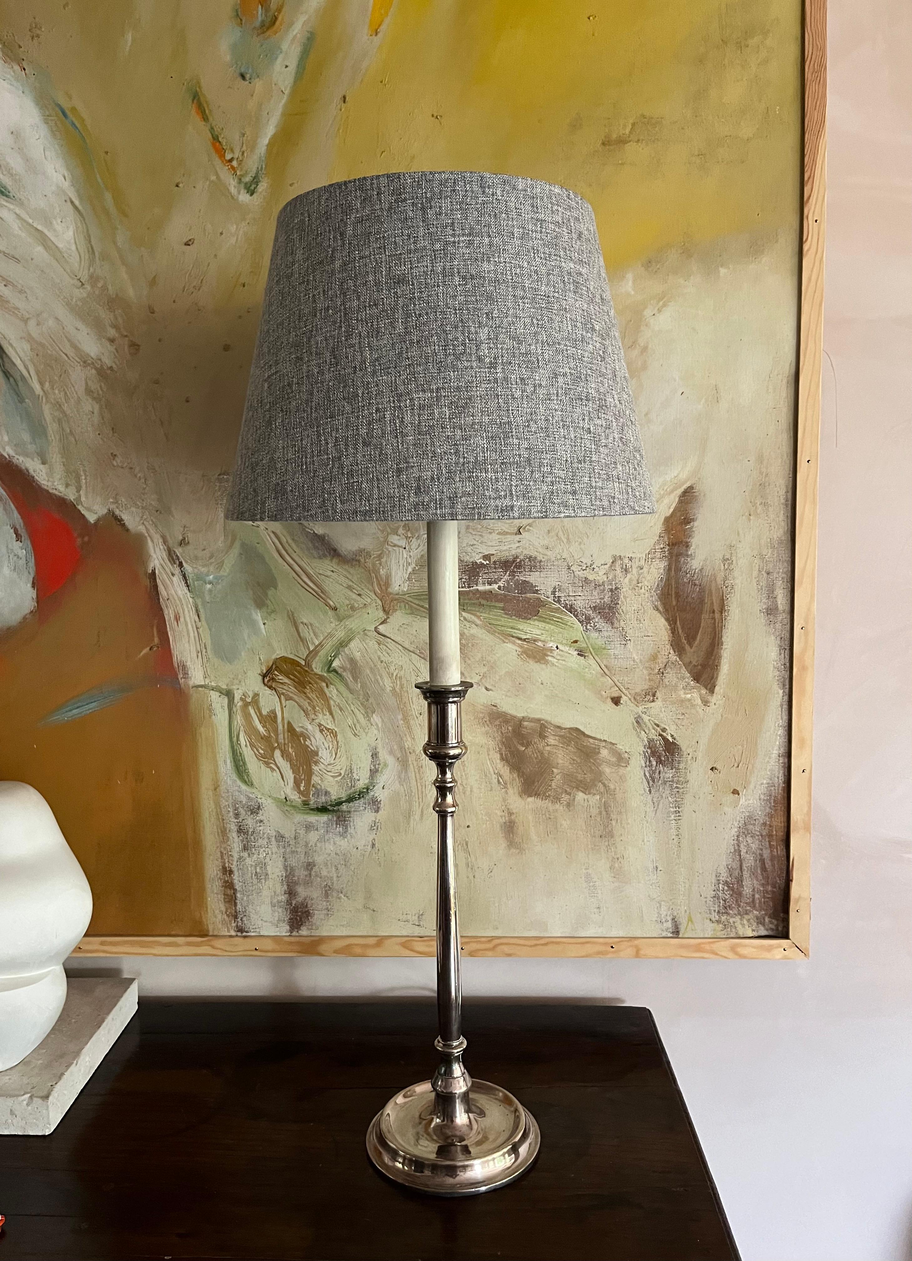 Mid-Century Modern Lampe de table française en métal argenté en vente