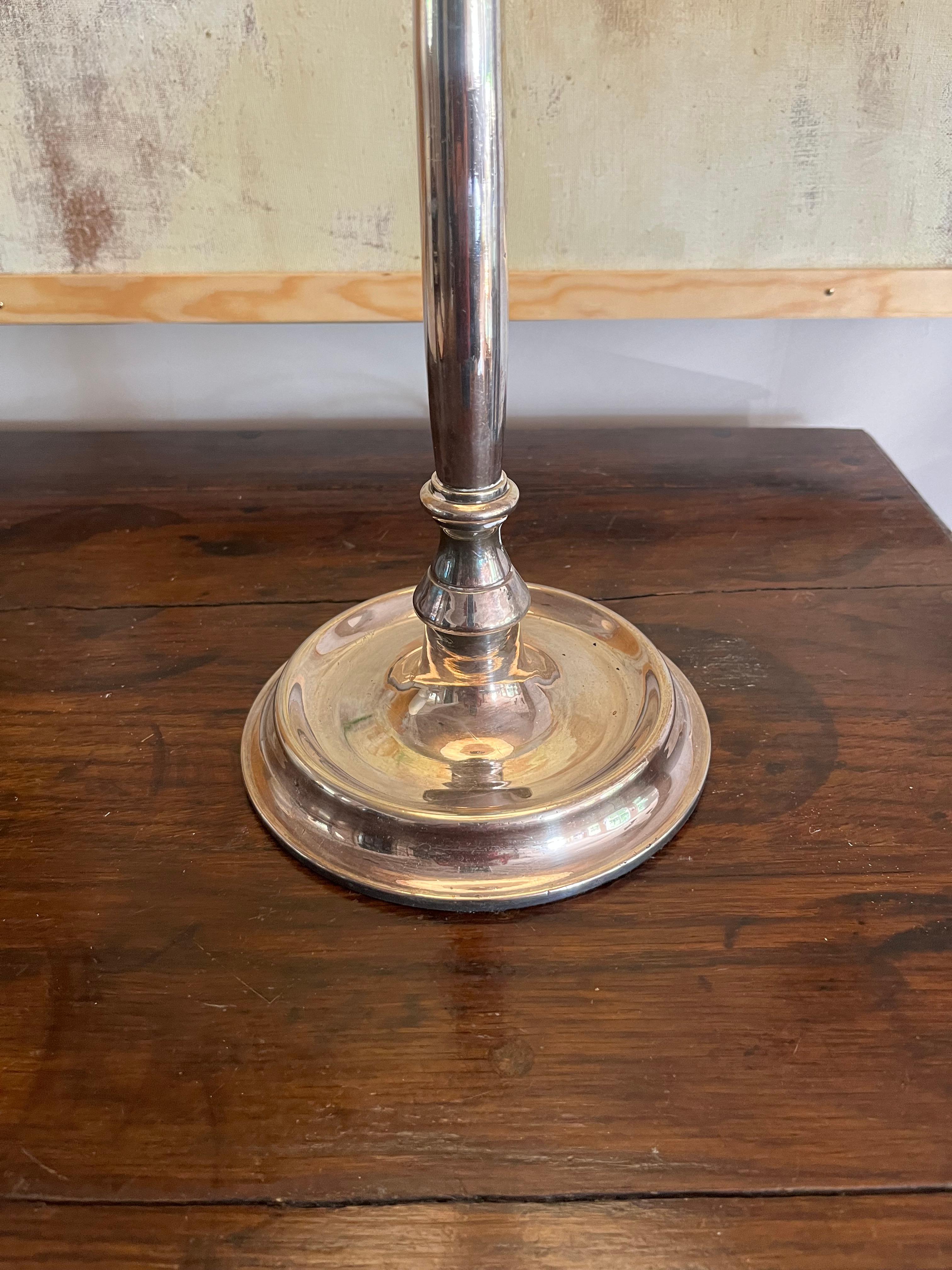 Français Lampe de table française en métal argenté en vente