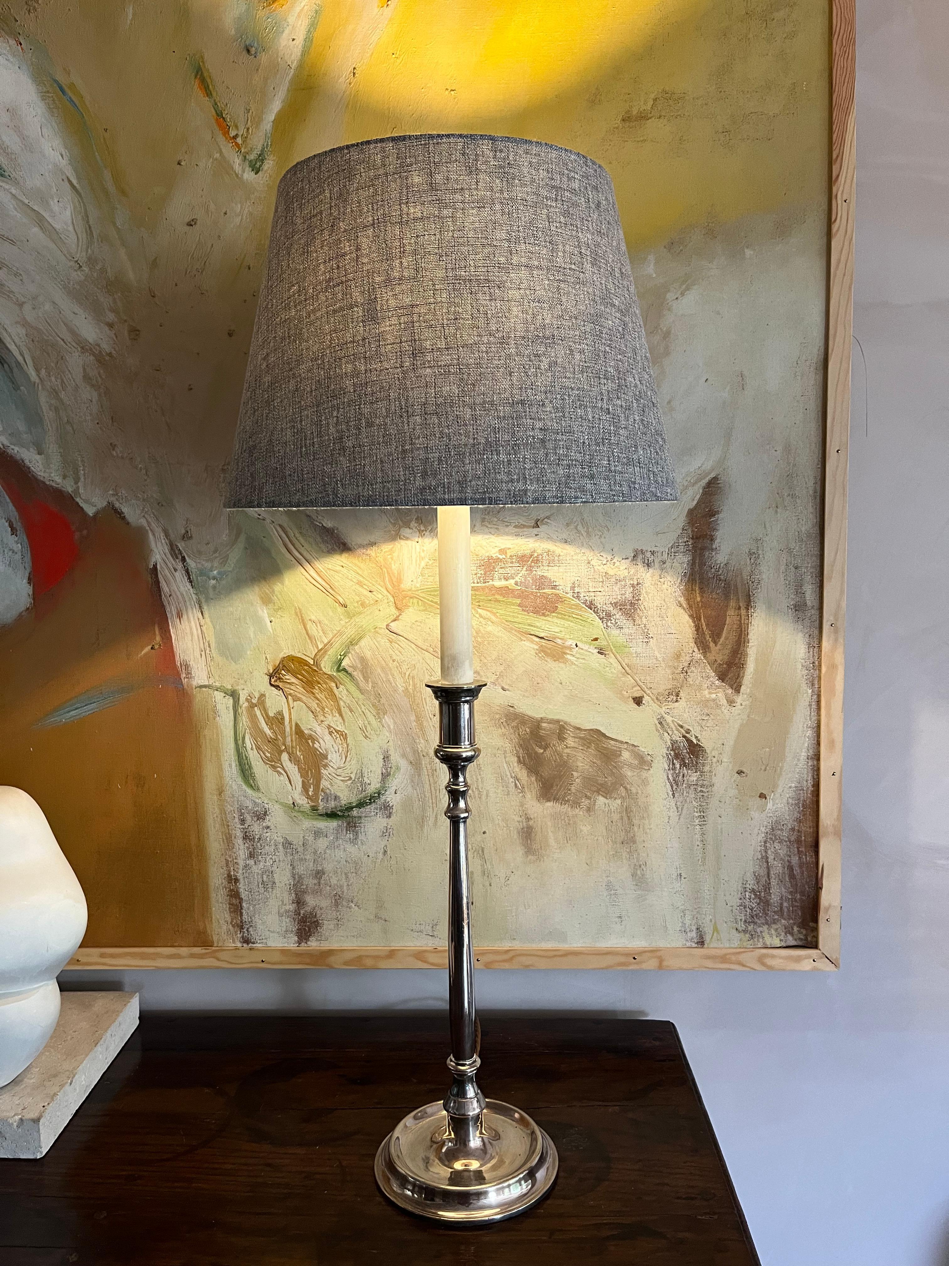 Lampe de table française en métal argenté Bon état - En vente à London, GB