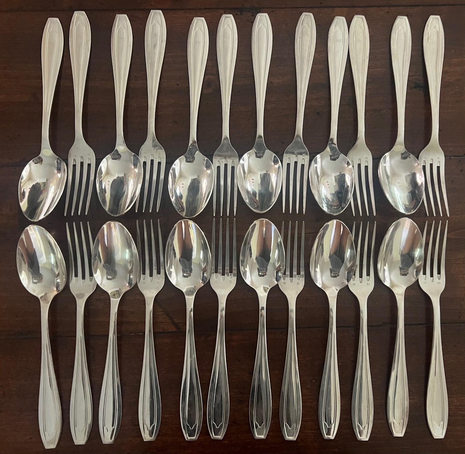 Set di 24 cucchiai e forchette Art Deco francesi placcati in argento in vendita 3