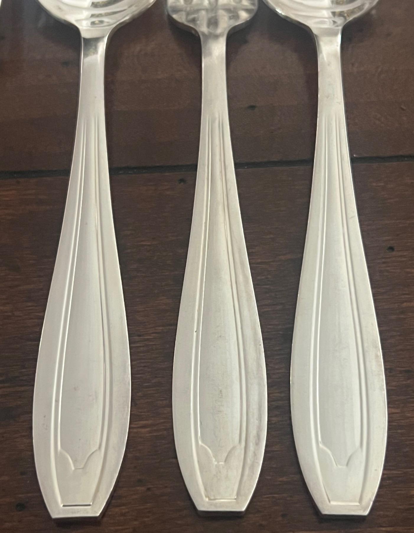Set di forchette e coltelli in argento francese composto da ventiquattro pezzi, in stile Art Déco. Tutti i pezzi hanno il marchio e il timbro 84, che rappresenta il numero di grammi d'argento presenti in ogni set di 12 pezzi.  

La forchetta misura