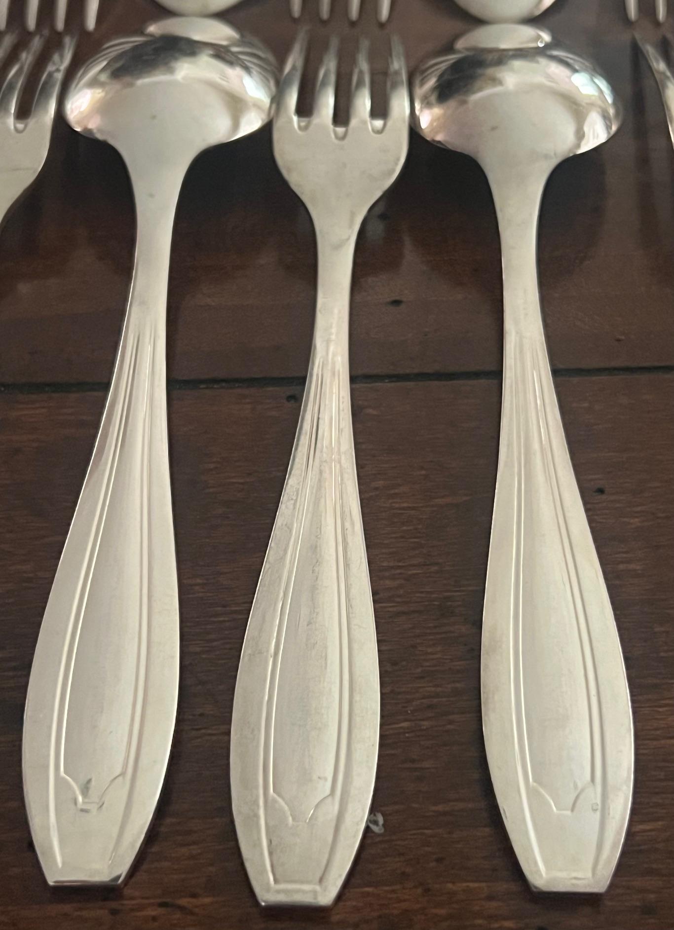 Art Déco Set di 24 cucchiai e forchette Art Deco francesi placcati in argento in vendita