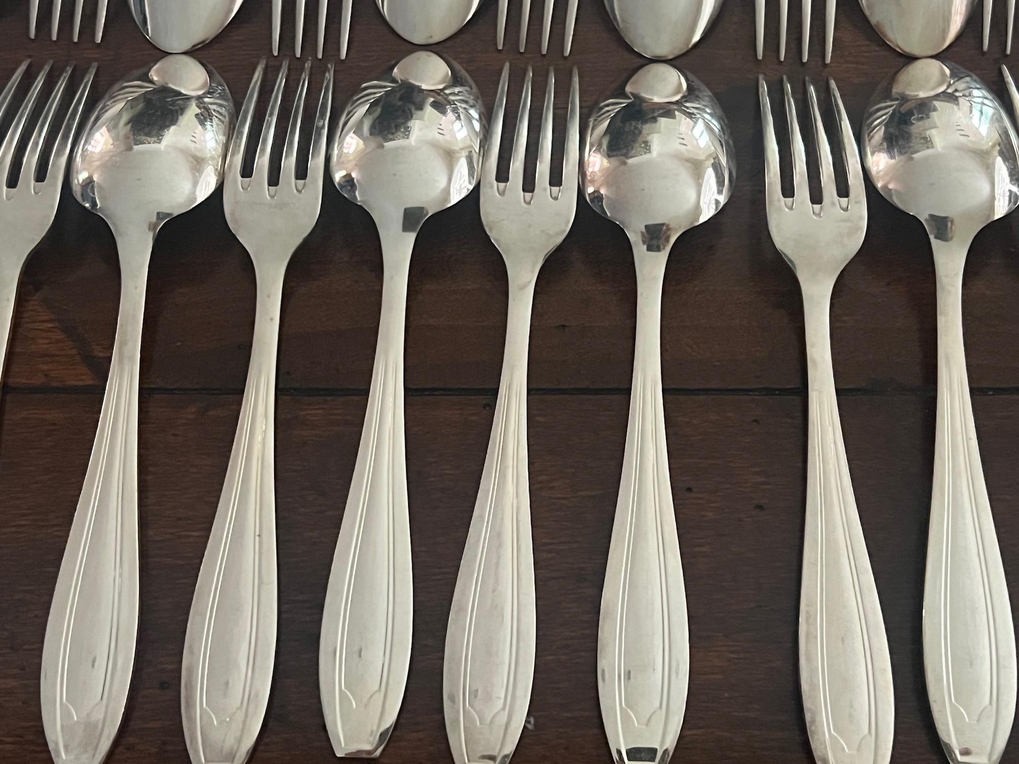 Francese Set di 24 cucchiai e forchette Art Deco francesi placcati in argento in vendita