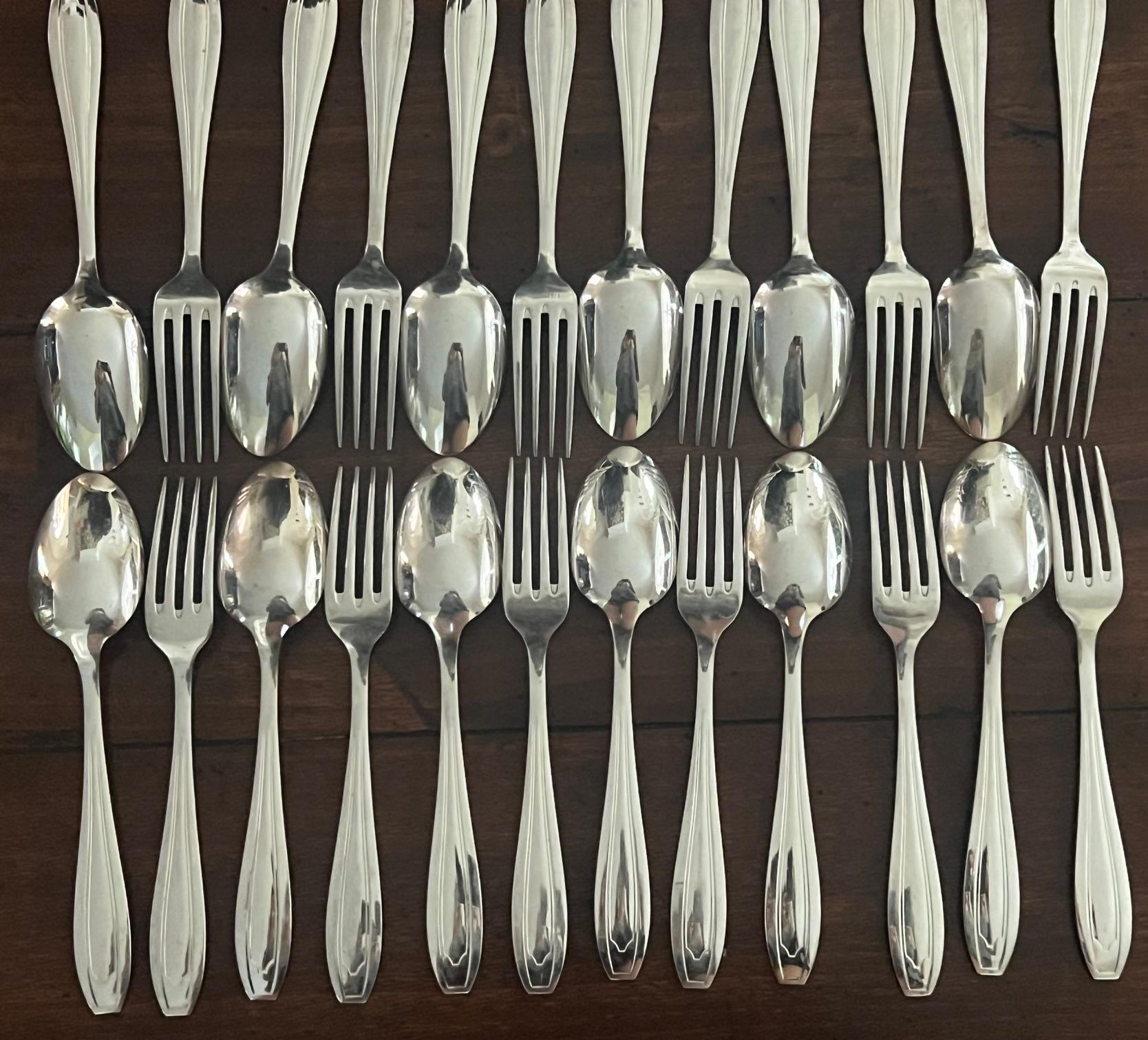 Calco Set di 24 cucchiai e forchette Art Deco francesi placcati in argento in vendita