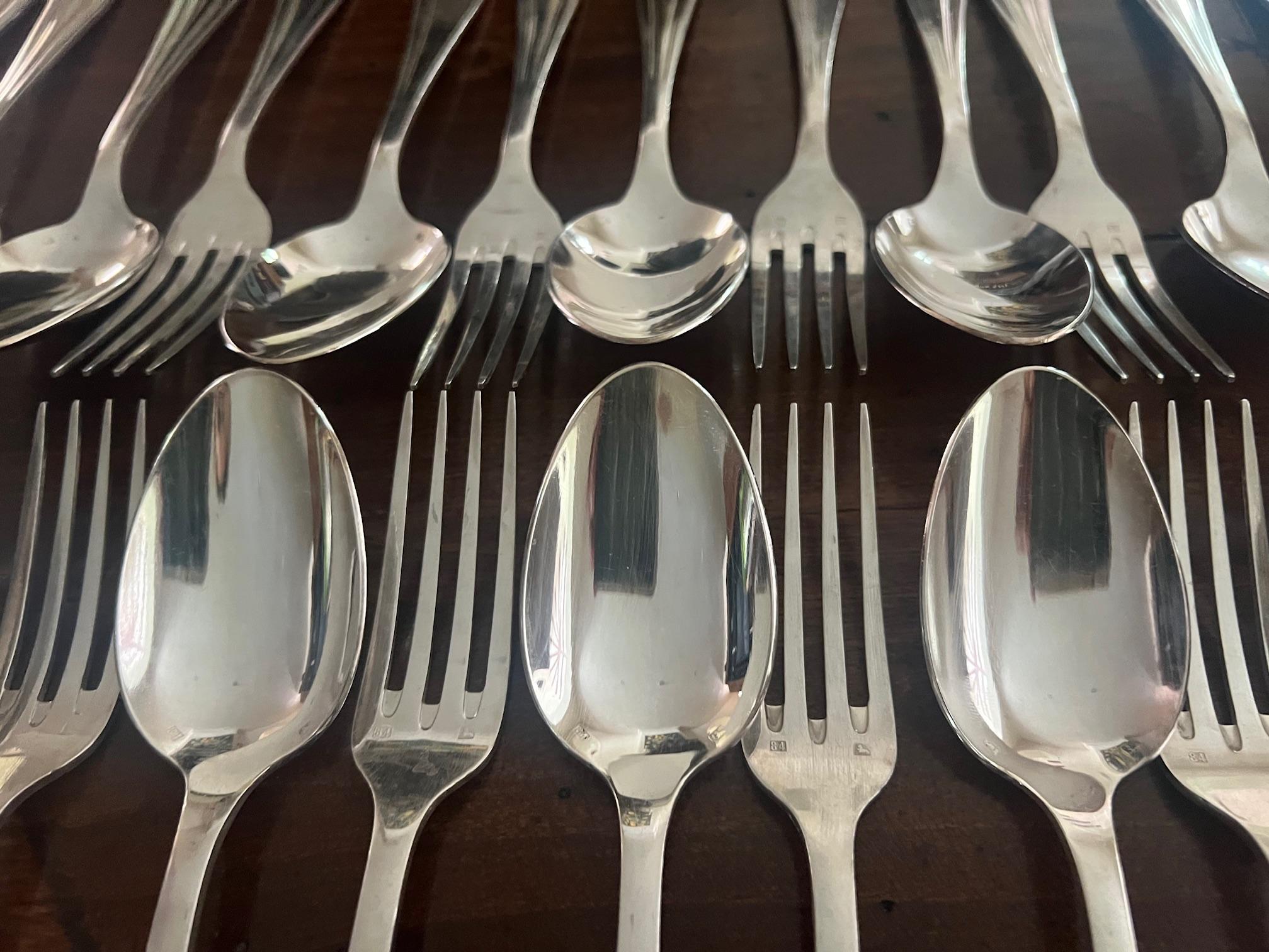 Metà XX secolo Set di 24 cucchiai e forchette Art Deco francesi placcati in argento in vendita