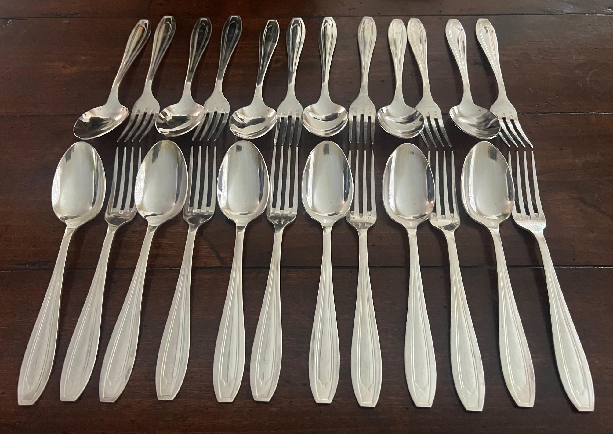 Placcato argento Set di 24 cucchiai e forchette Art Deco francesi placcati in argento in vendita