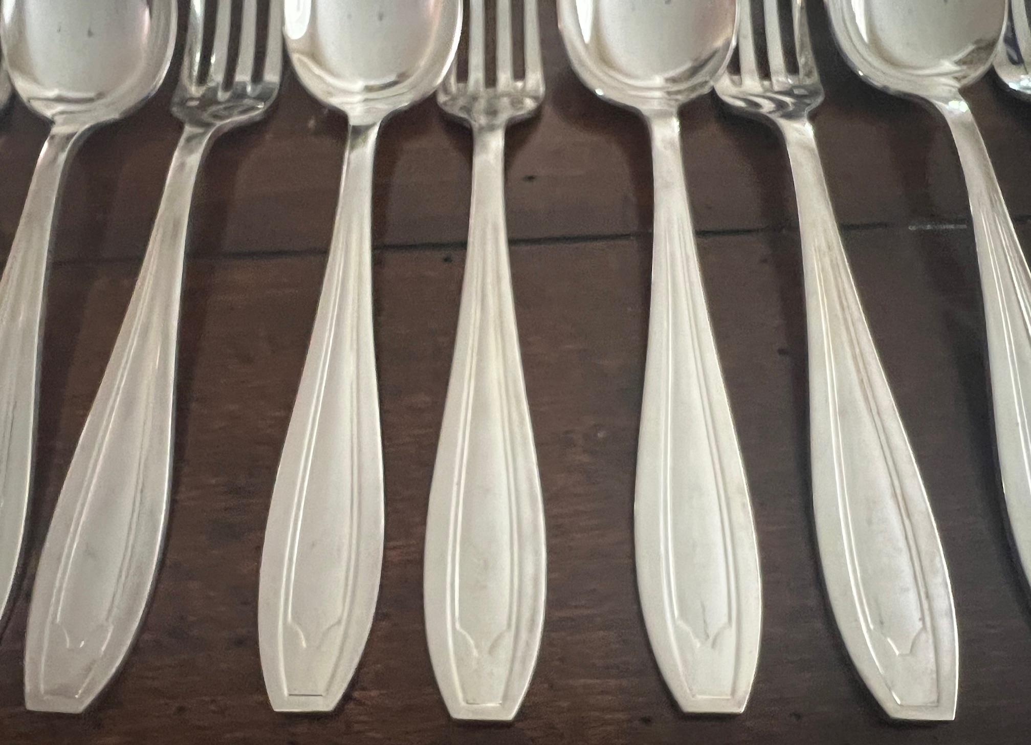 Set di 24 cucchiai e forchette Art Deco francesi placcati in argento in vendita 1