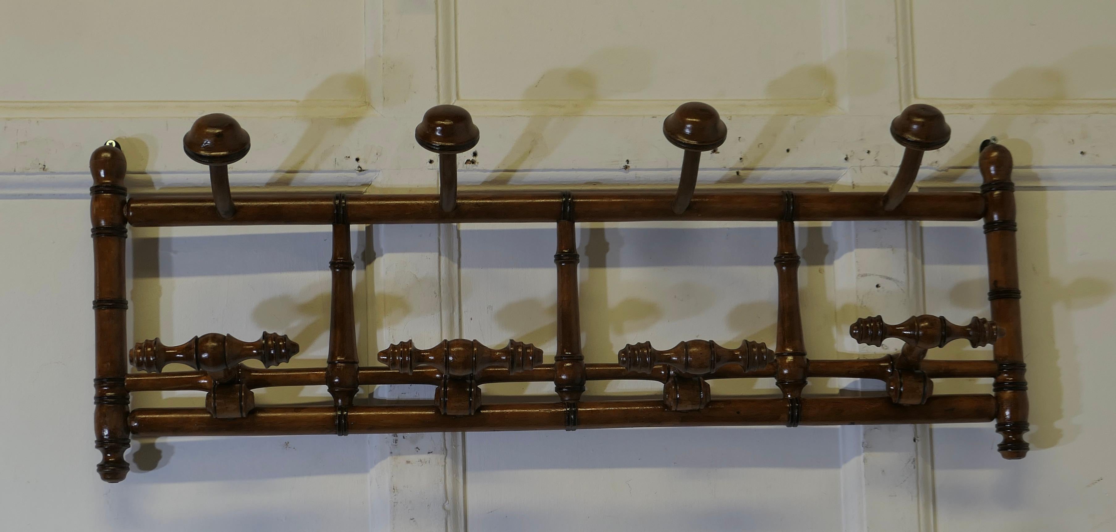 Appendiabiti e cappelli da parete in bambù simulato francese

Un appendiabiti molto attraente, realizzato in faggio per simulare il bambù. L'appendiabiti è dotato di una fila di ganci curvi nella parte superiore e di un'altra fila di cappucci doppi
