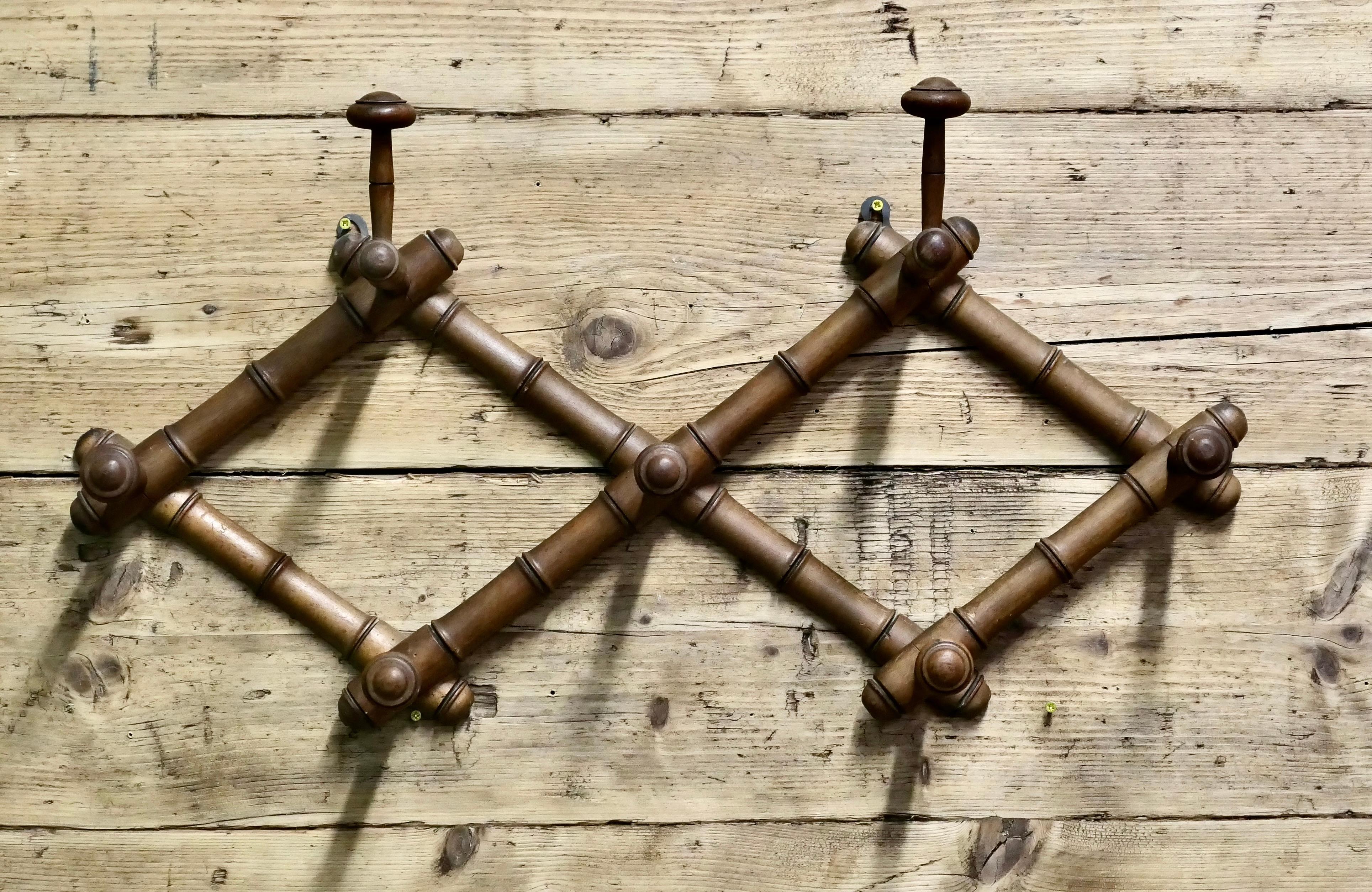 Appendiabiti e cappelli da parete in bambù simulato francese

Un appendiabiti molto attraente, realizzato in faggio per simulare il bambù. L'appendiabiti ha una forma a traliccio a diamante con 5 ganci per cappotti torniti e 2 appendiabiti