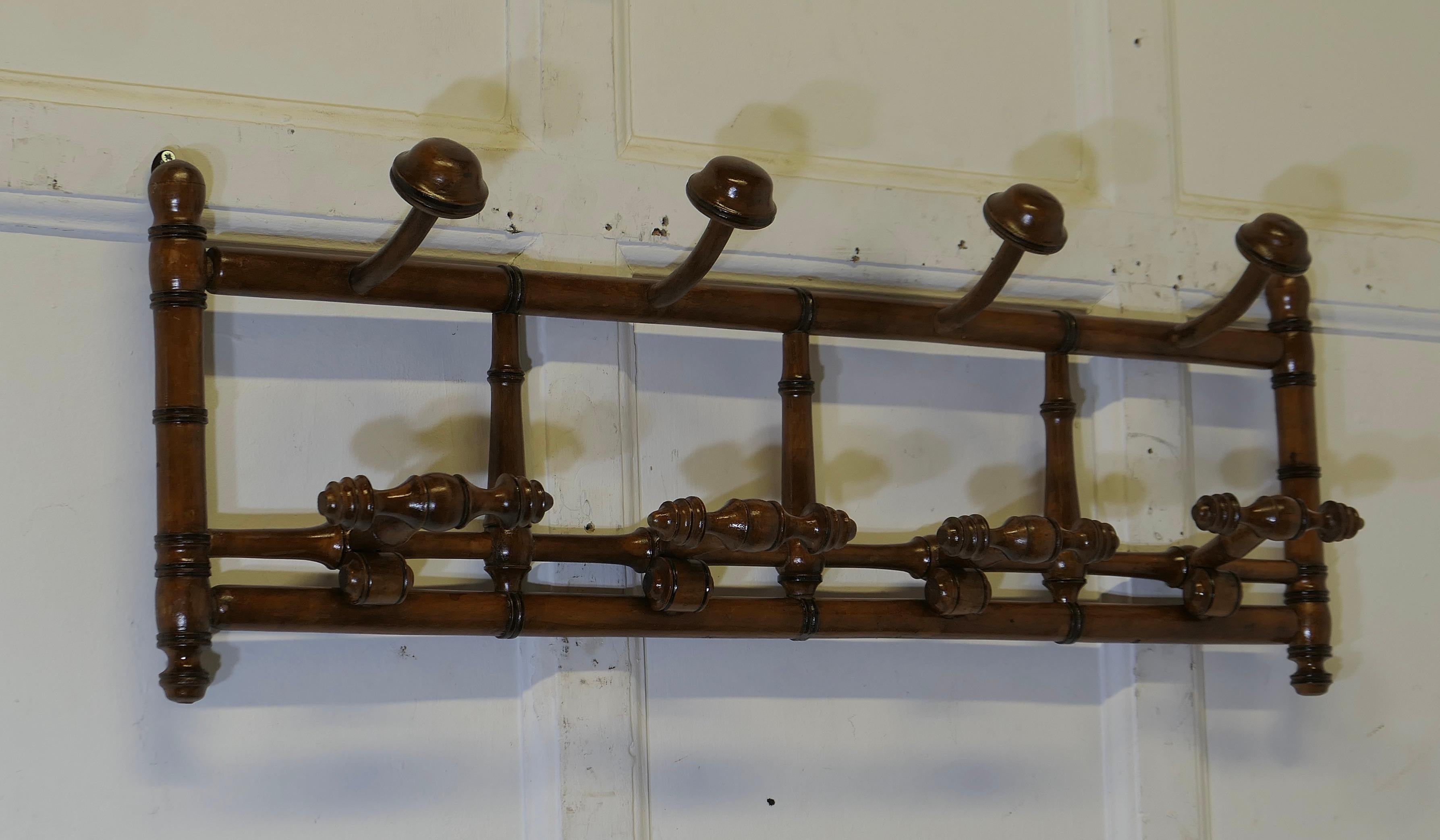 Stile provenzale Appendiabiti e cappelli da parete in bambù simulato francese  Un appendiabiti molto attraente in vendita