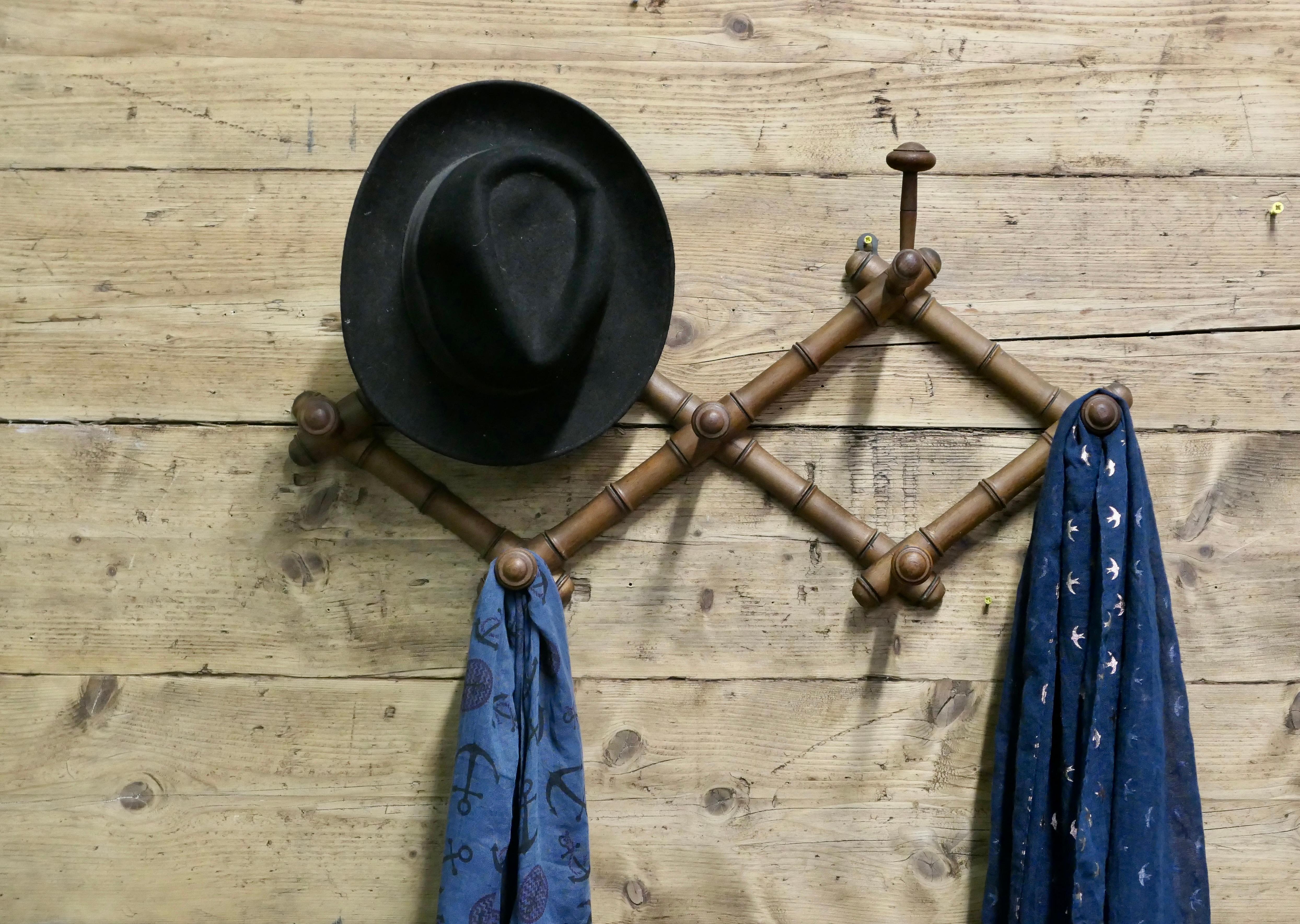 Appendiabiti e cappelli da parete in bambù simulato francese  Un appendiabiti molto attraente In condizioni buone in vendita a Godshill, Isle of Wight