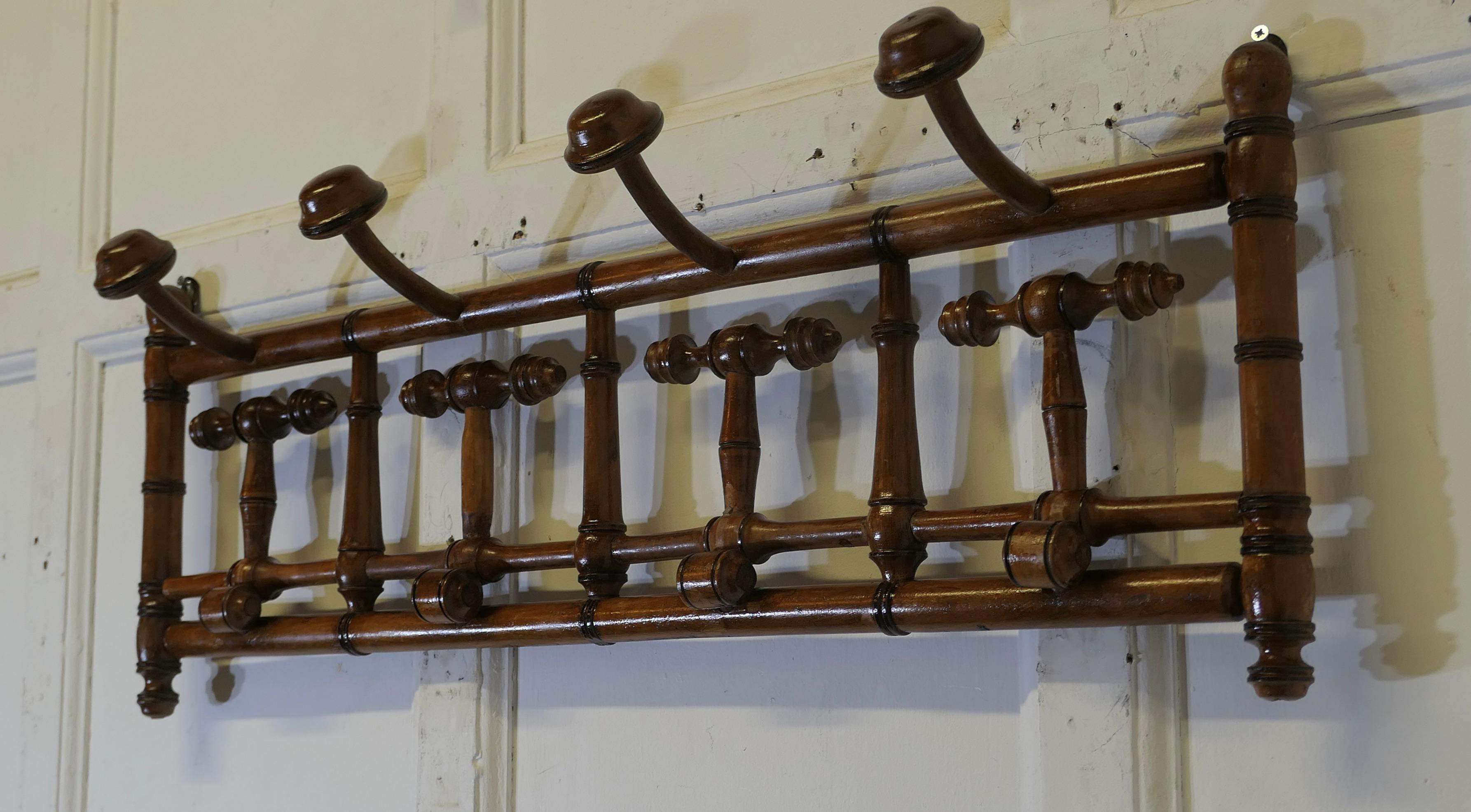 Appendiabiti e cappelli da parete in bambù simulato francese  Un appendiabiti molto attraente in vendita 1