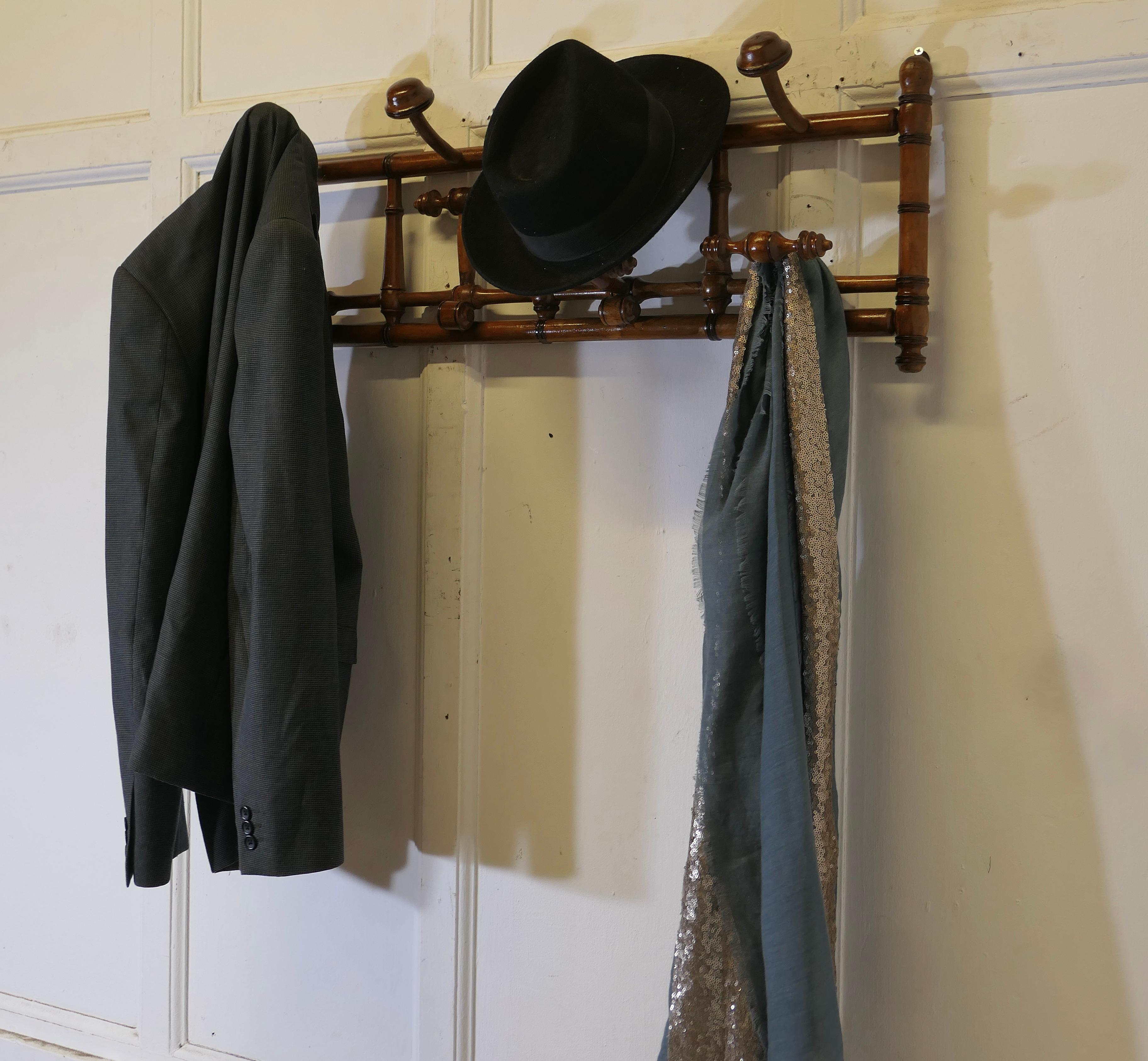 Appendiabiti e cappelli da parete in bambù simulato francese  Un appendiabiti molto attraente in vendita 2