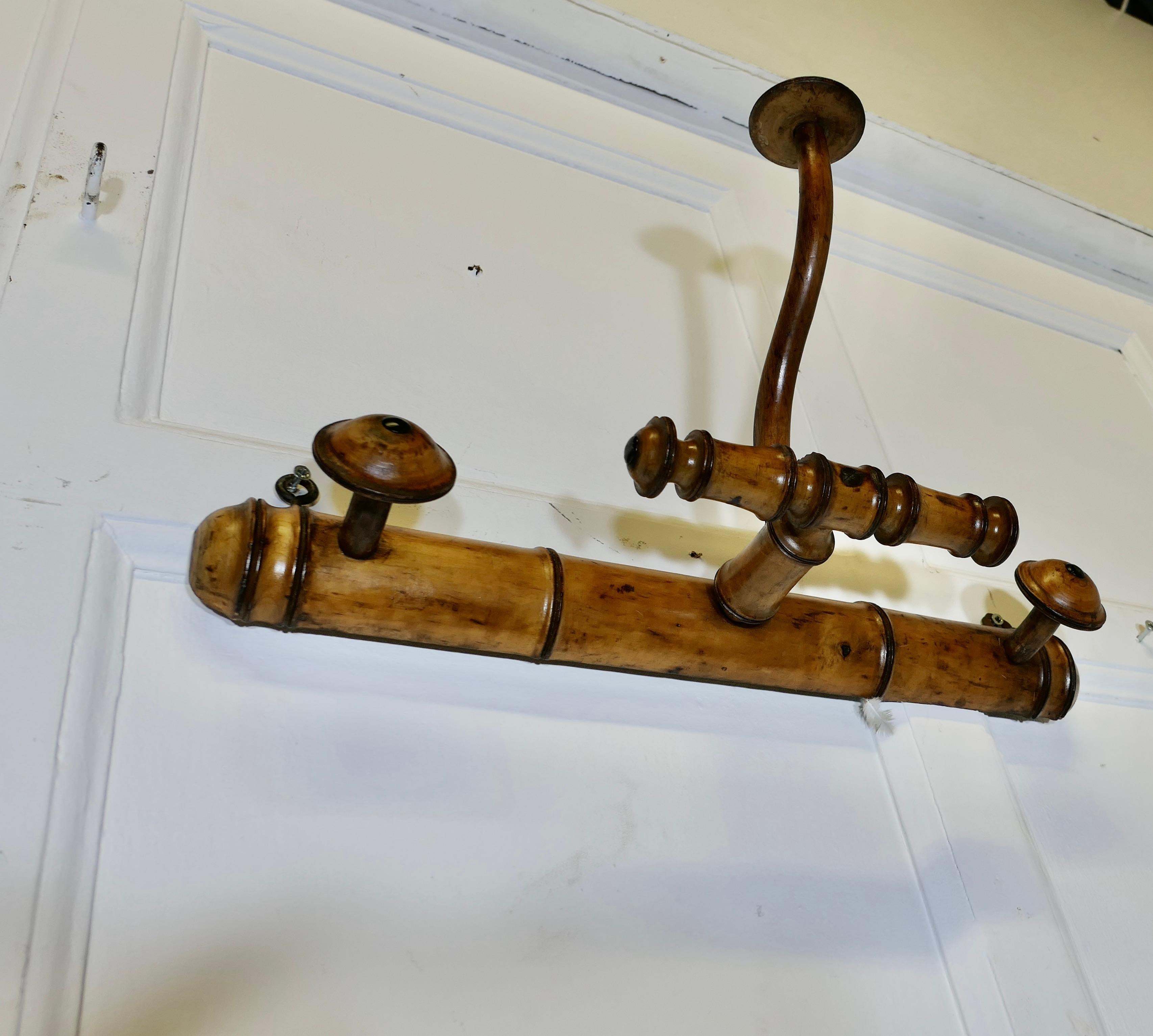 Perchero de Pared de Bambú Simulado Francés para Sombreros y Abrigos en Bueno estado para la venta en Godshill, Isle of Wight