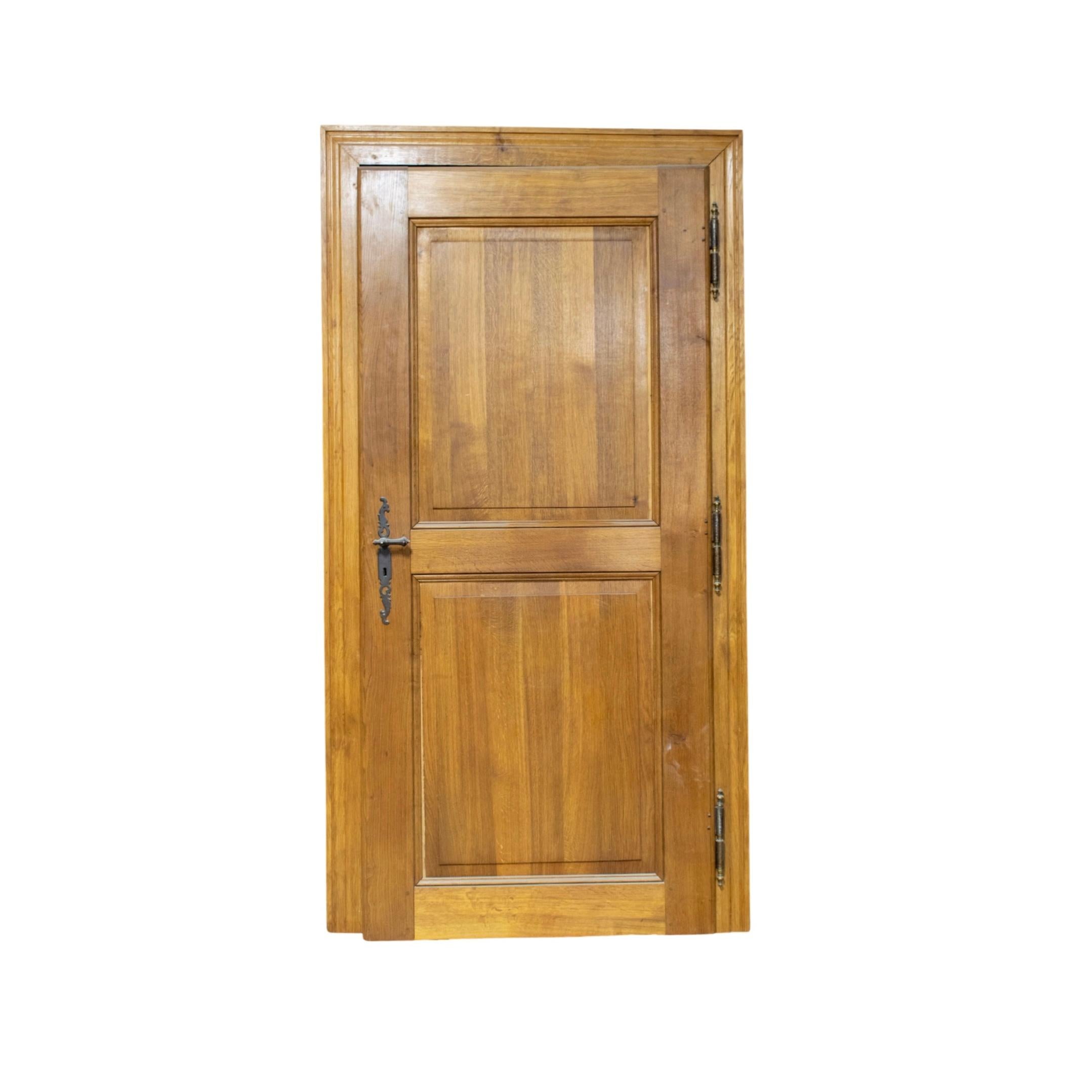 Cette porte à cadre en chêne simple français du XIXe siècle offre un aspect intemporel qui apportera du caractère et du style à n'importe quelle pièce. La porte simple et le cadre sont construits en bois de chêne massif, ce qui leur confère solidité