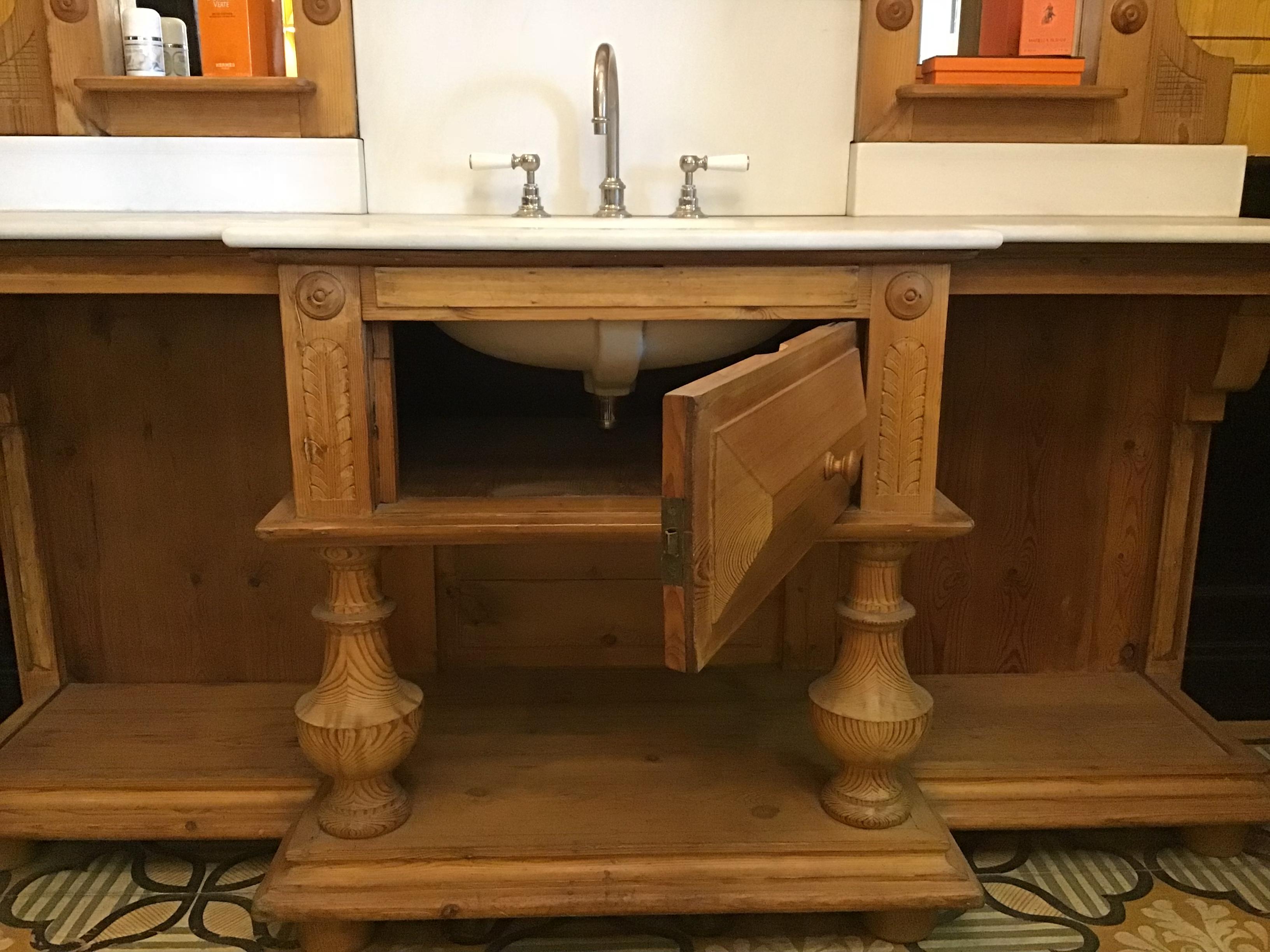 French Sink in Spruce with Marble Top Equipped with Mirrors and Shelves, 1890s In Good Condition In Florence, IT